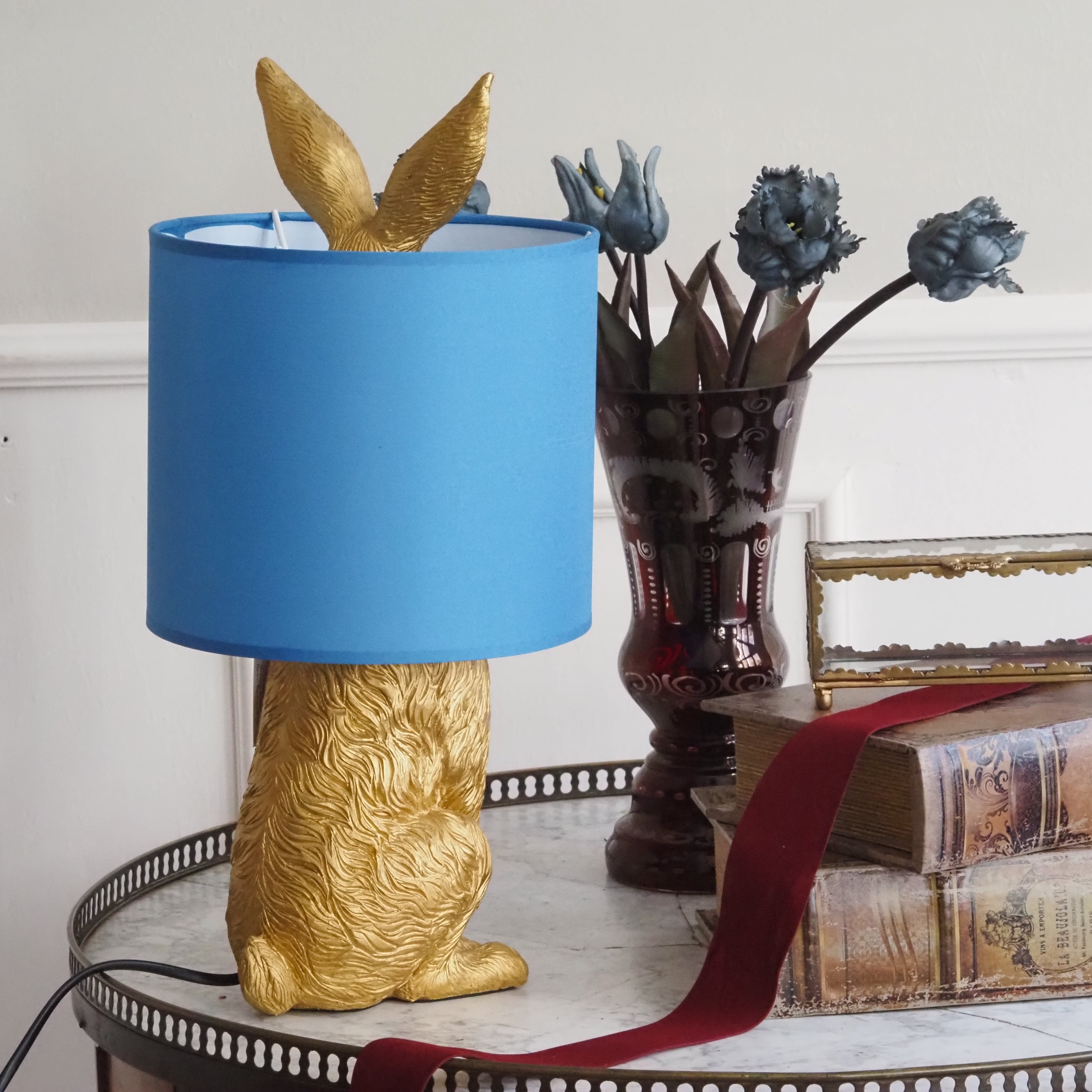 Goldene Hasenlampe mit blauem Schirm · Figurenleuchte Tischleuchte Osterhase