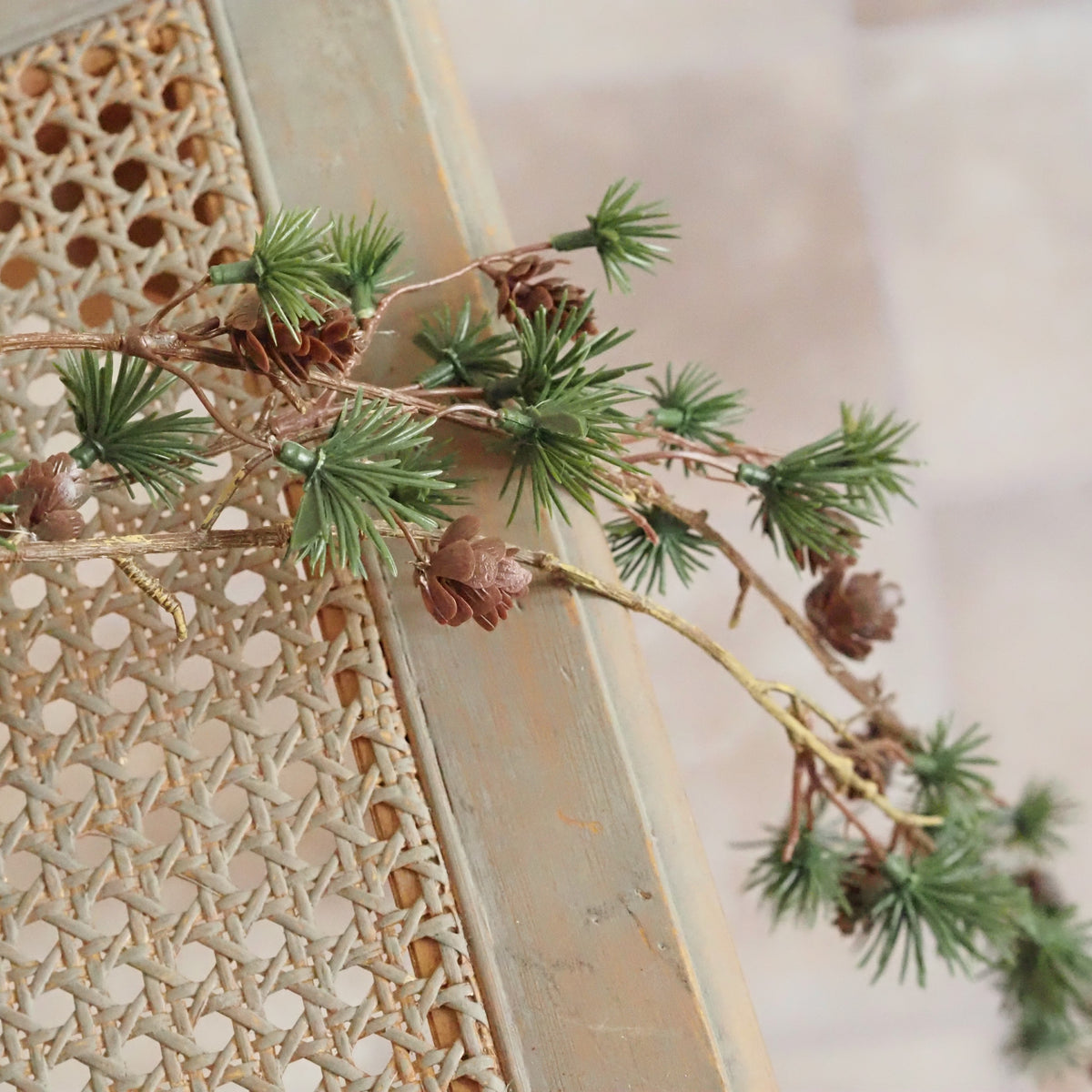 Larix-Zweig Grün · Schlanke Astform, Mini-Zapfen besetzt