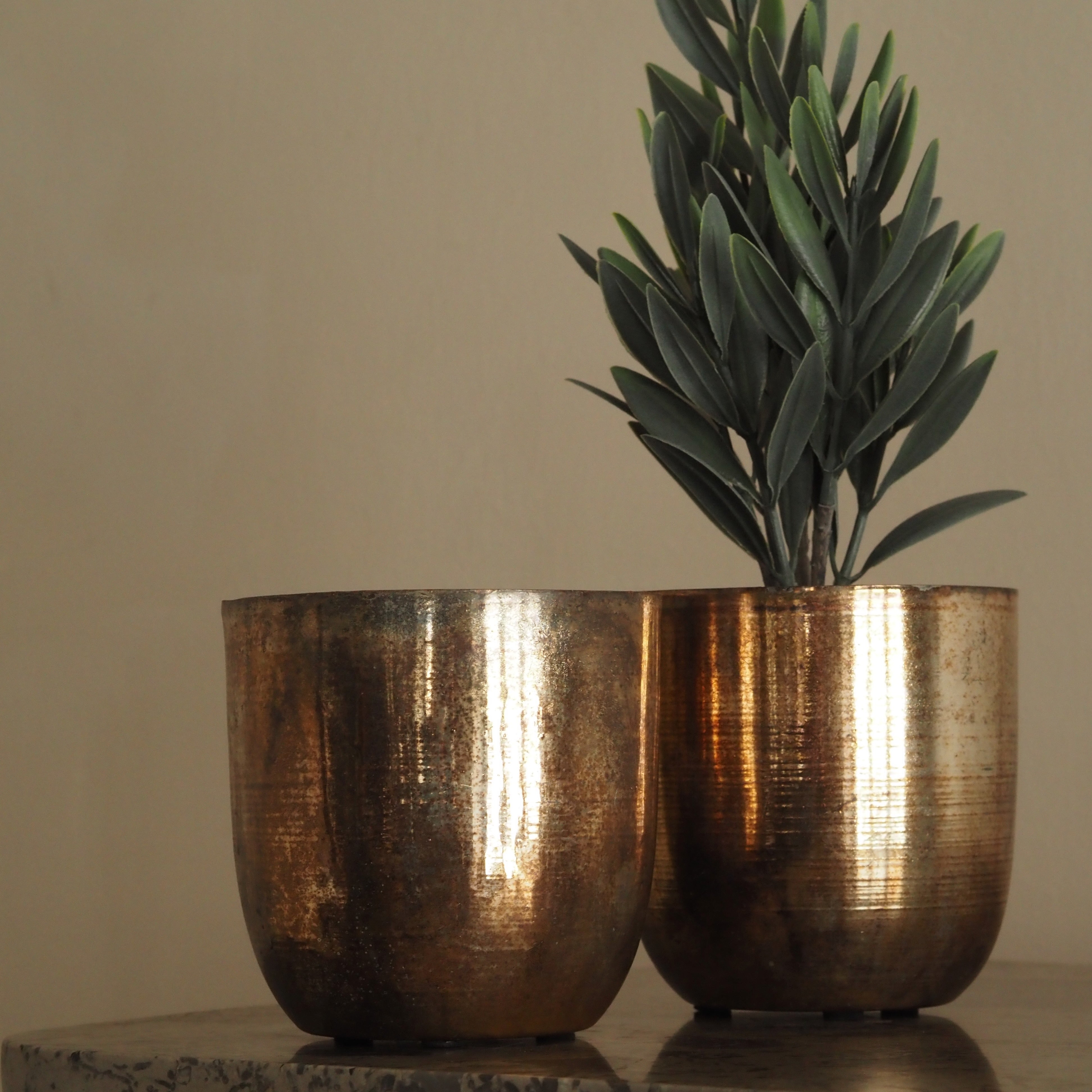Blumentopf · antikgoldene Metalloptik / Übertopf im Vintage-Stil