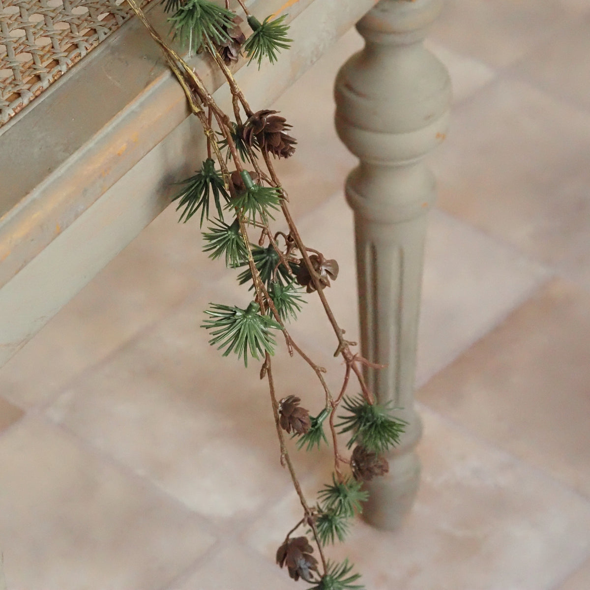 Larix-Zweig Grün · Schlanke Astform, Mini-Zapfen besetzt