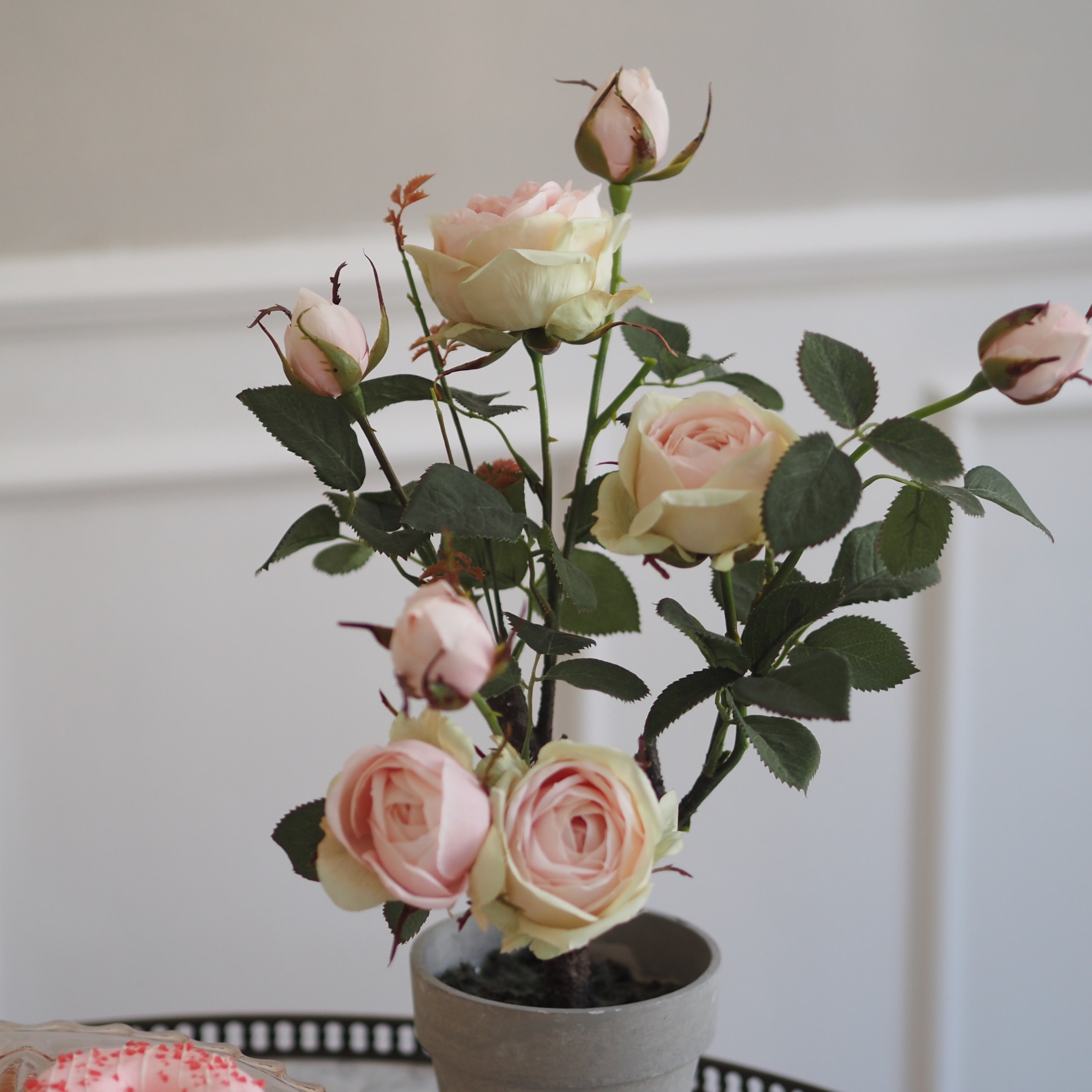 Rosenstrauch im Topf · dekorative Kunstrose · florale Tischdekoration