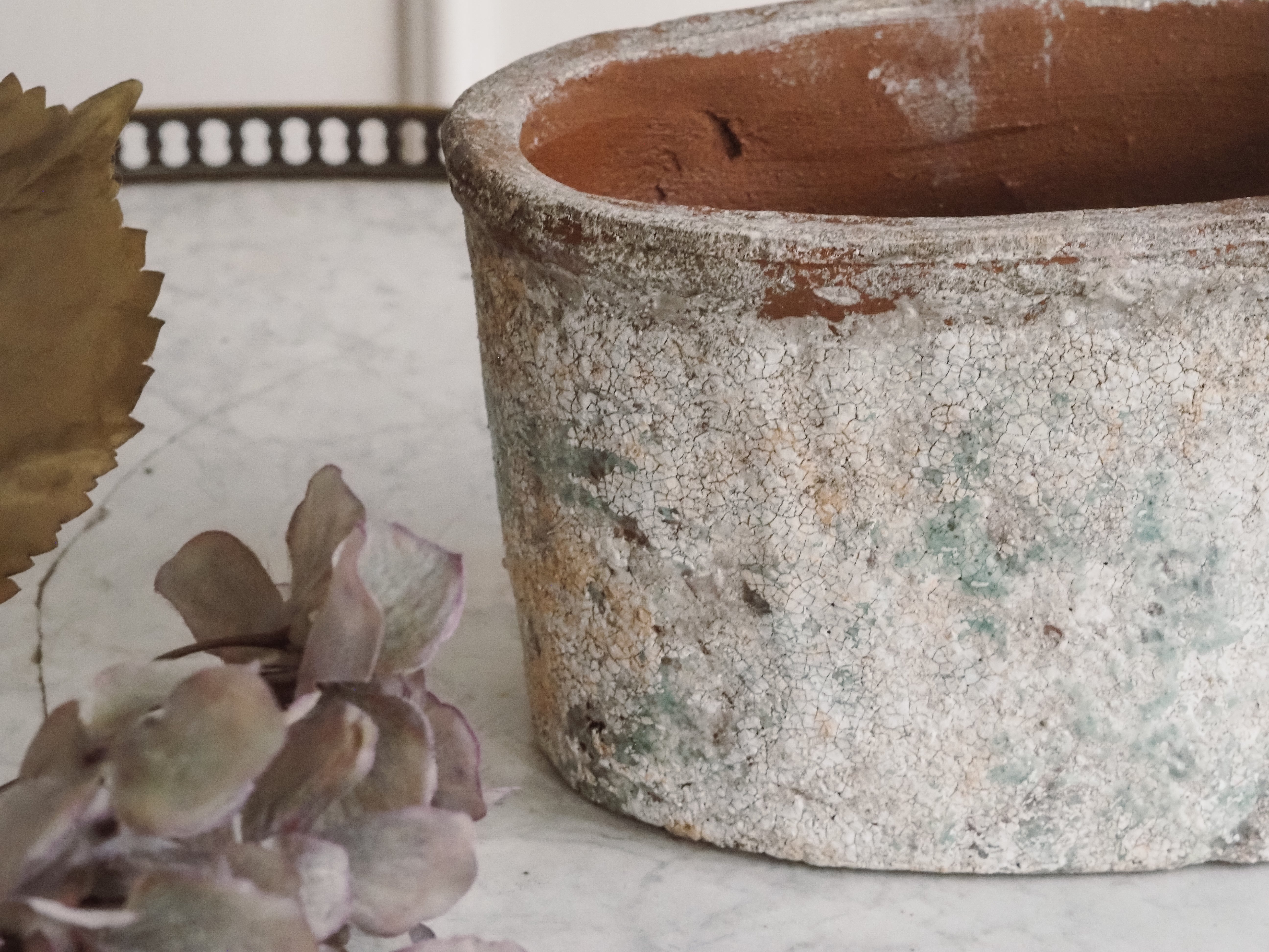Dekorativer Blumen Keramiktopf · Steinoptik mit Patina, Pflanzentopf