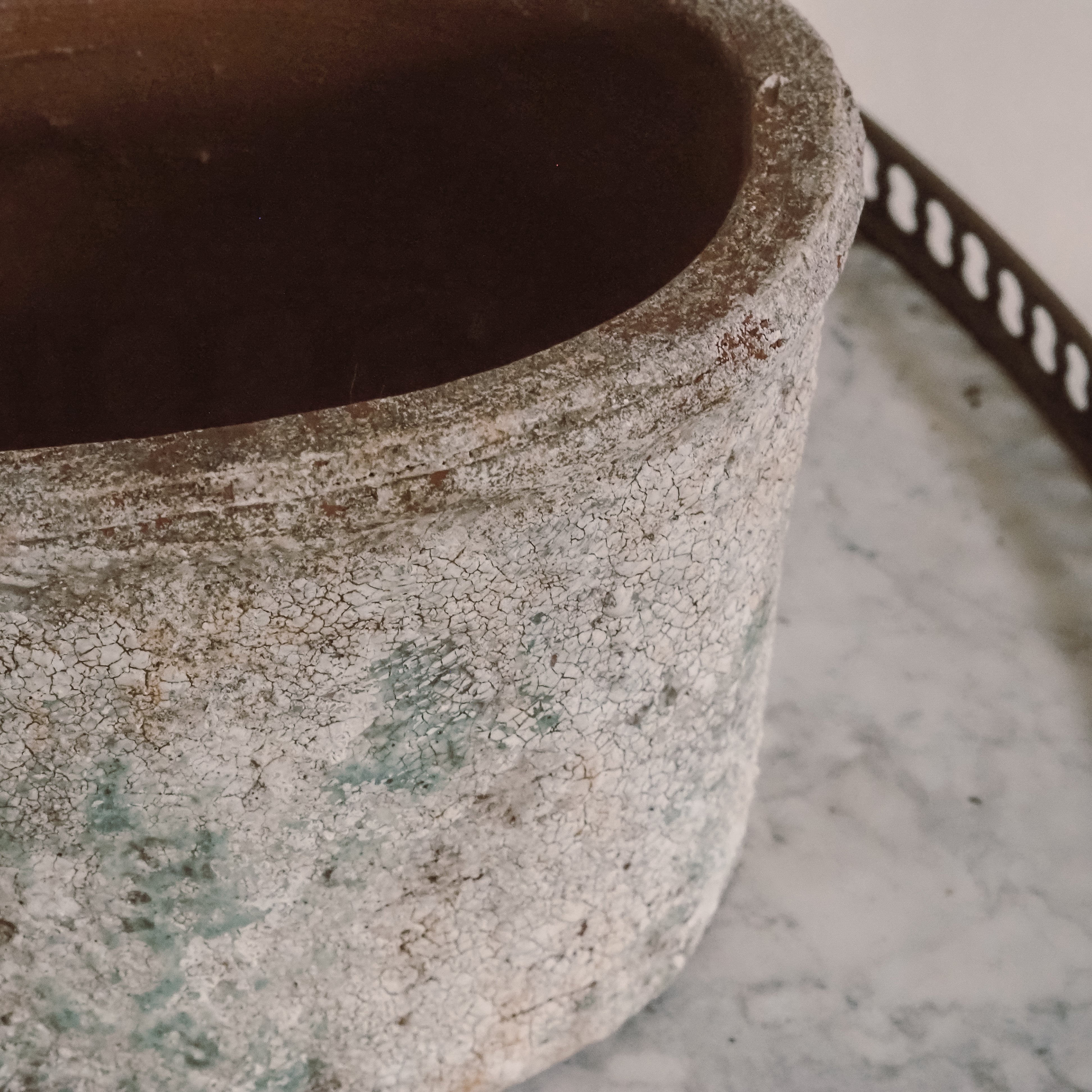 Dekorativer Blumen Keramiktopf · Steinoptik mit Patina, Pflanzentopf