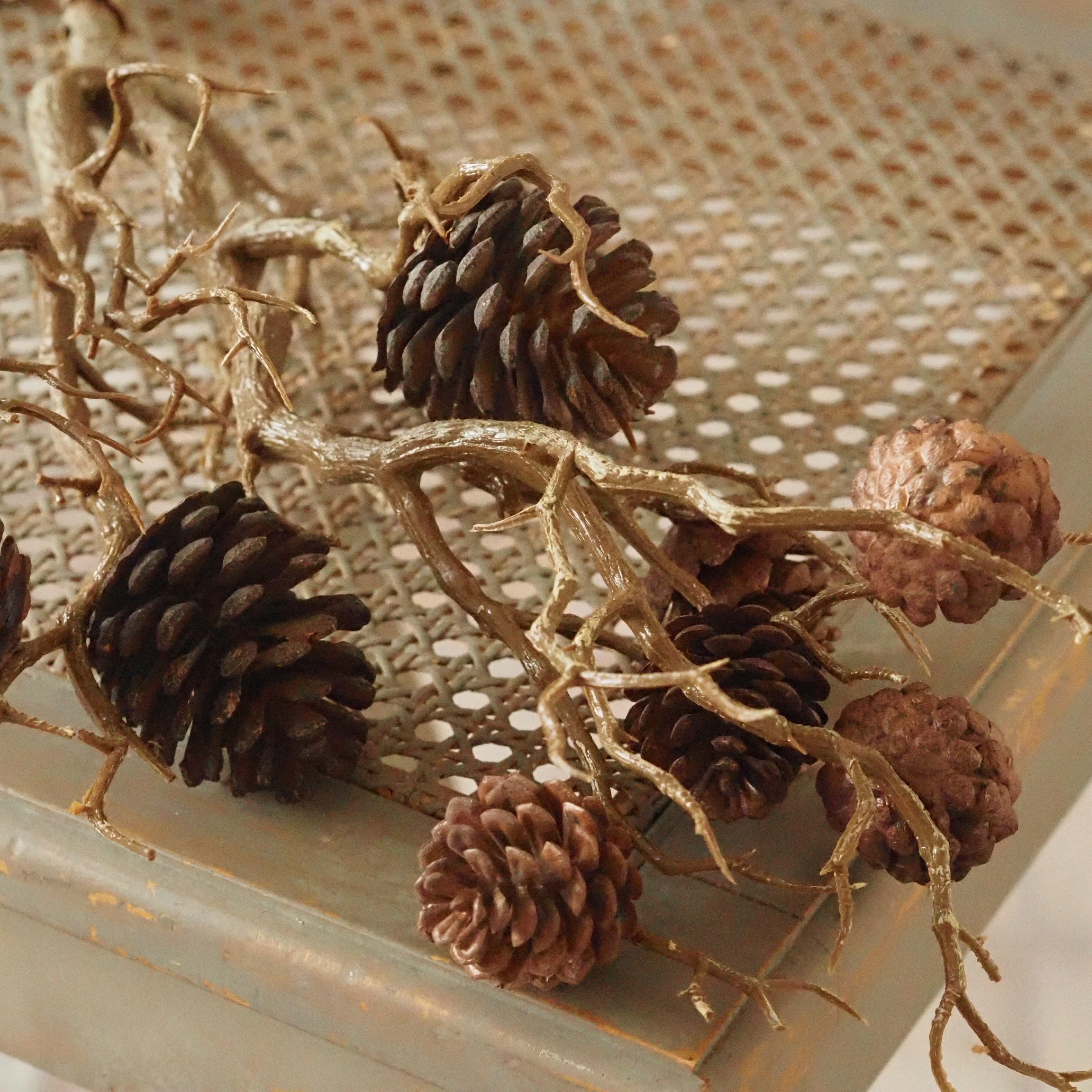 Zapfenzweig Braun · Goldlackierte Äste Naturoptik Winterdeko