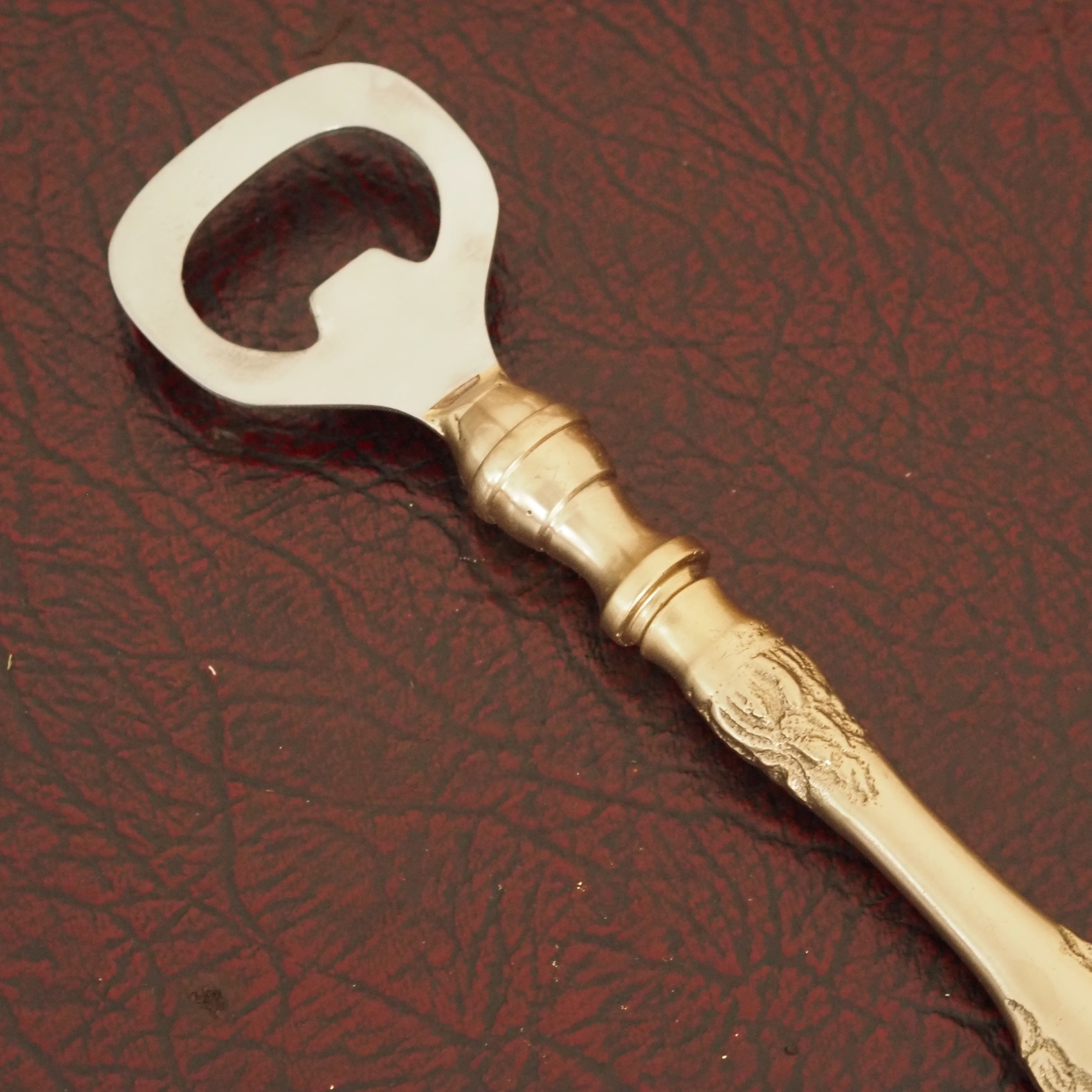 Flaschenöffner · Historismus-inspirierter Metallgriff