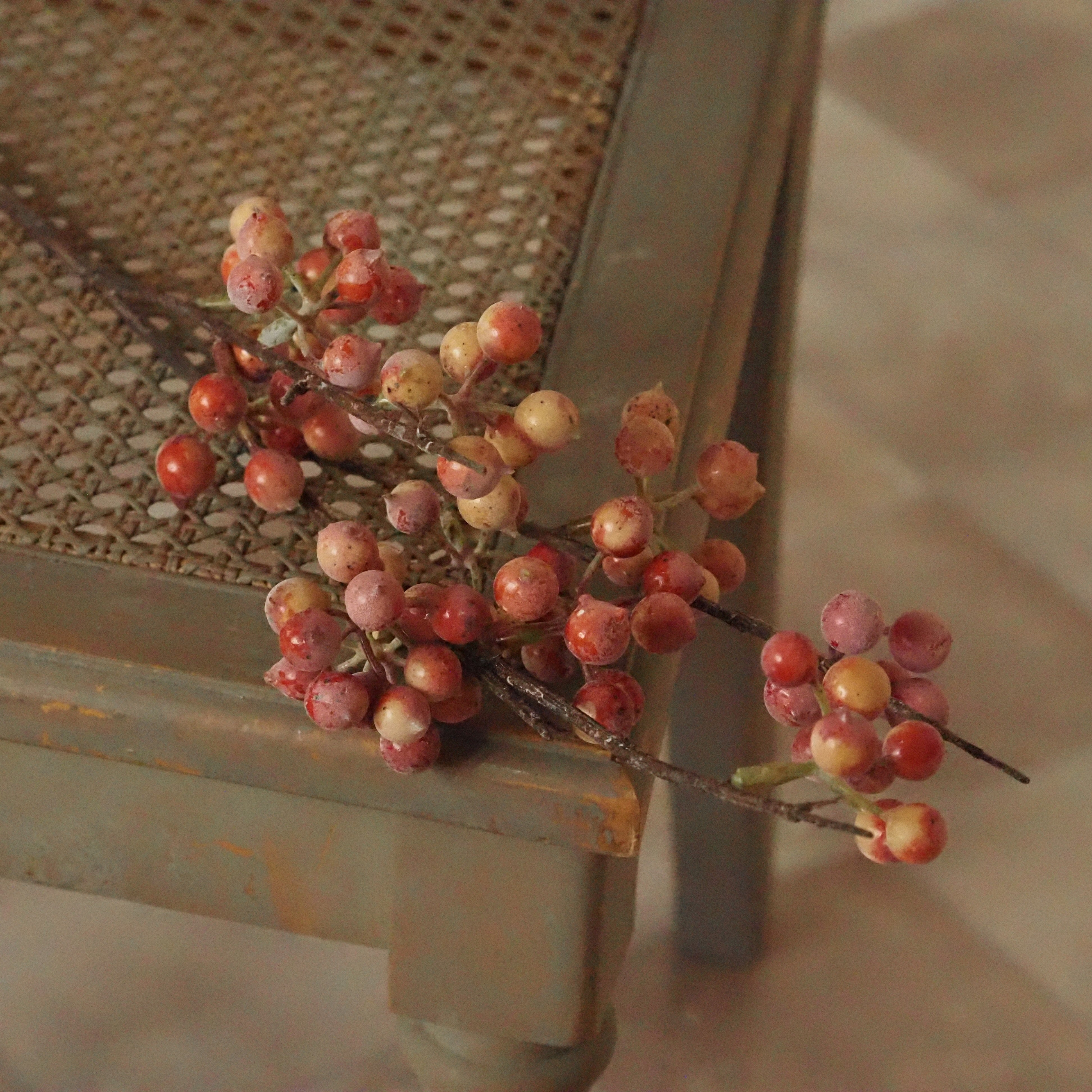 Beerenzweig Rosérot · Naturnahe Herbstdekoration