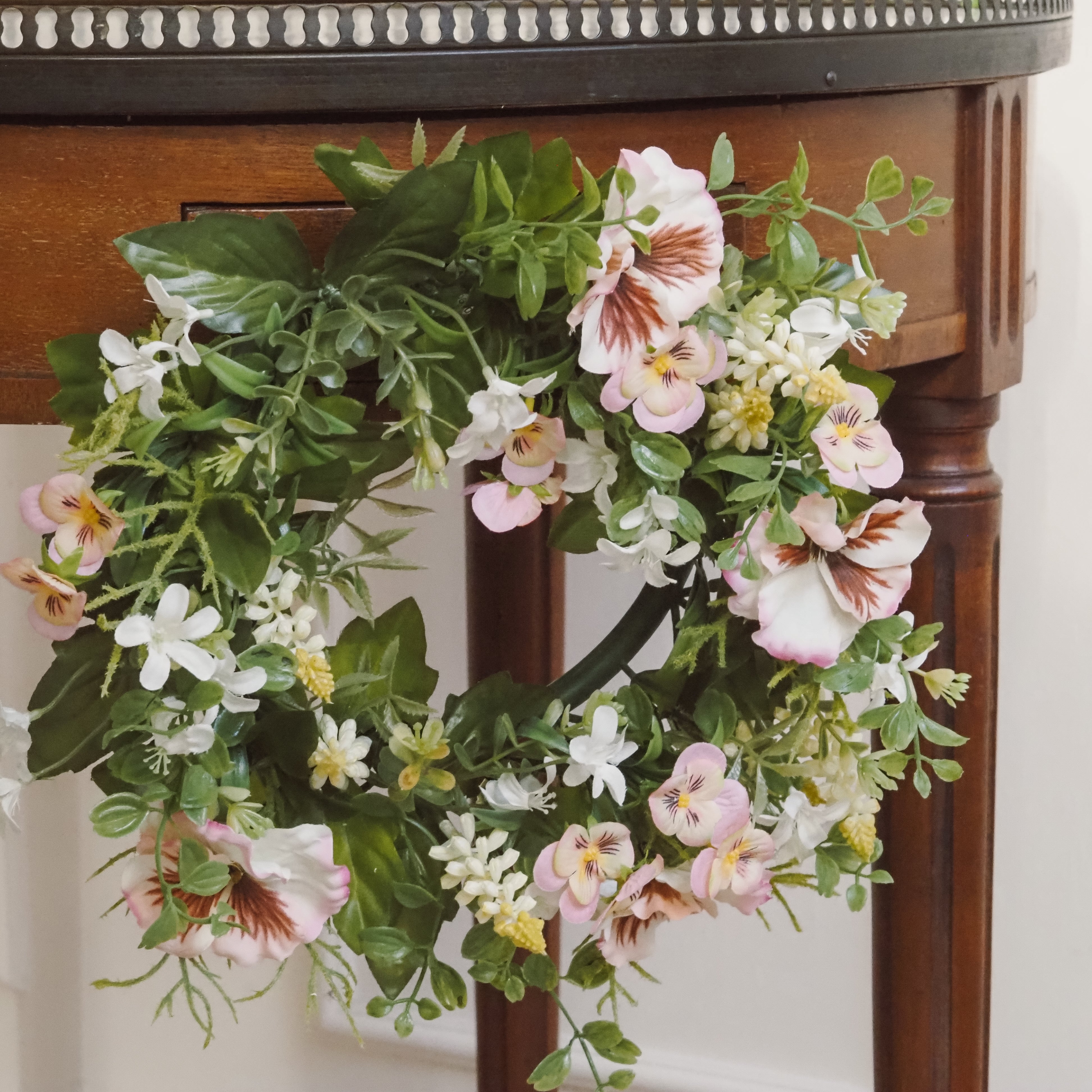 Blütenkranz Frühling · floraler Dekokranz mit rosa und weißen Blüten