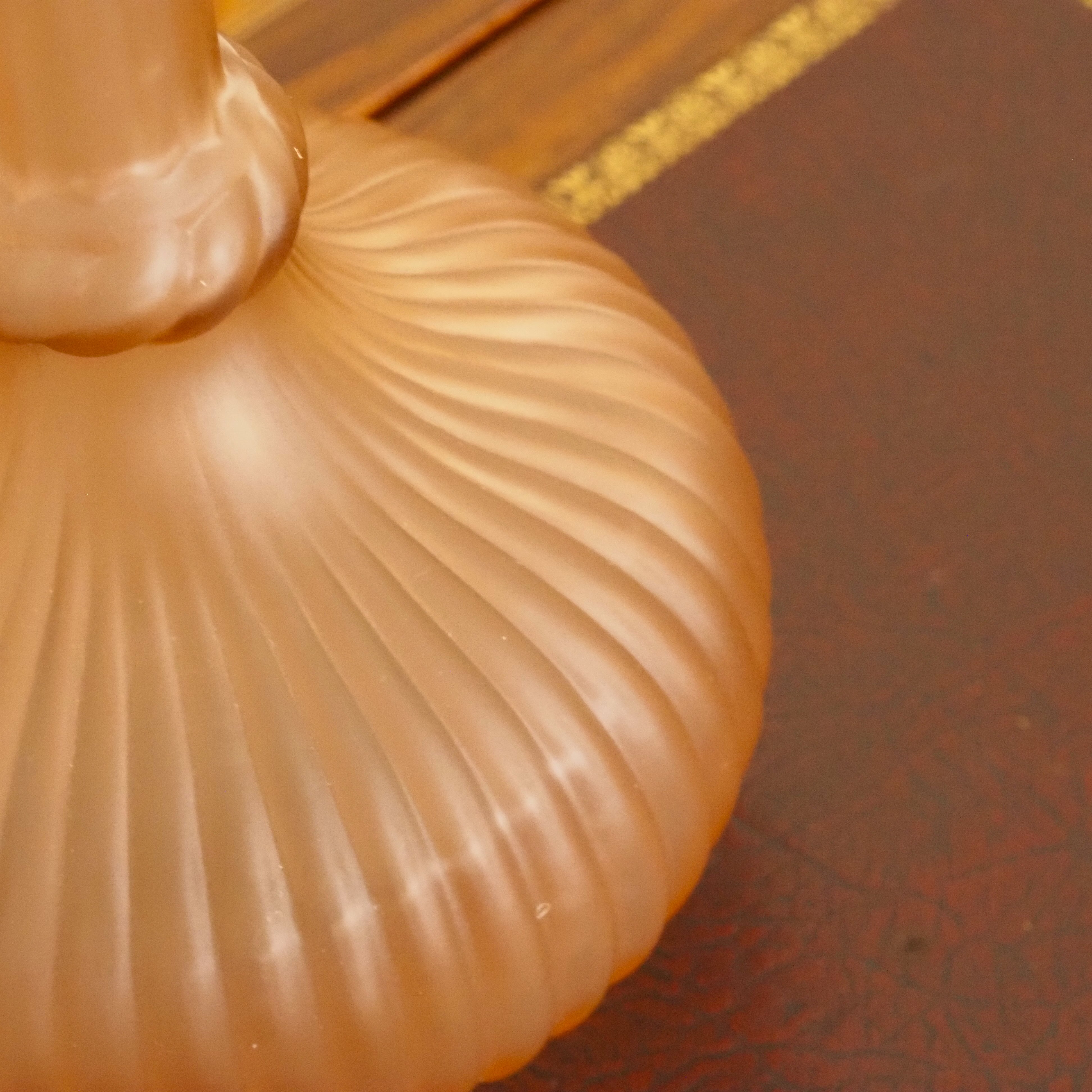 Karaffe Puderrosé · Satiniertes Pressglas mit gerippter Korpusform