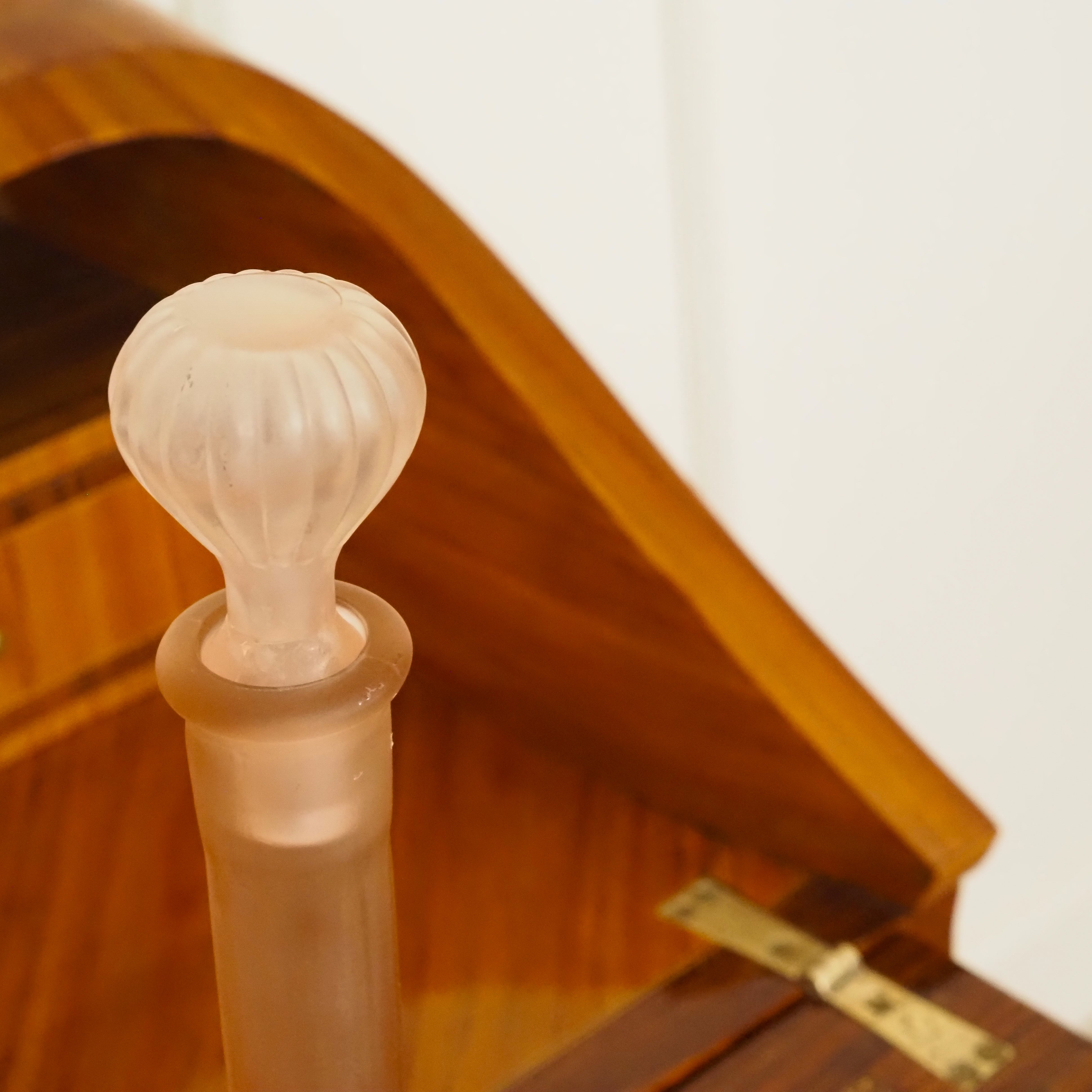 Karaffe Puderrosé · Satiniertes Pressglas mit gerippter Korpusform