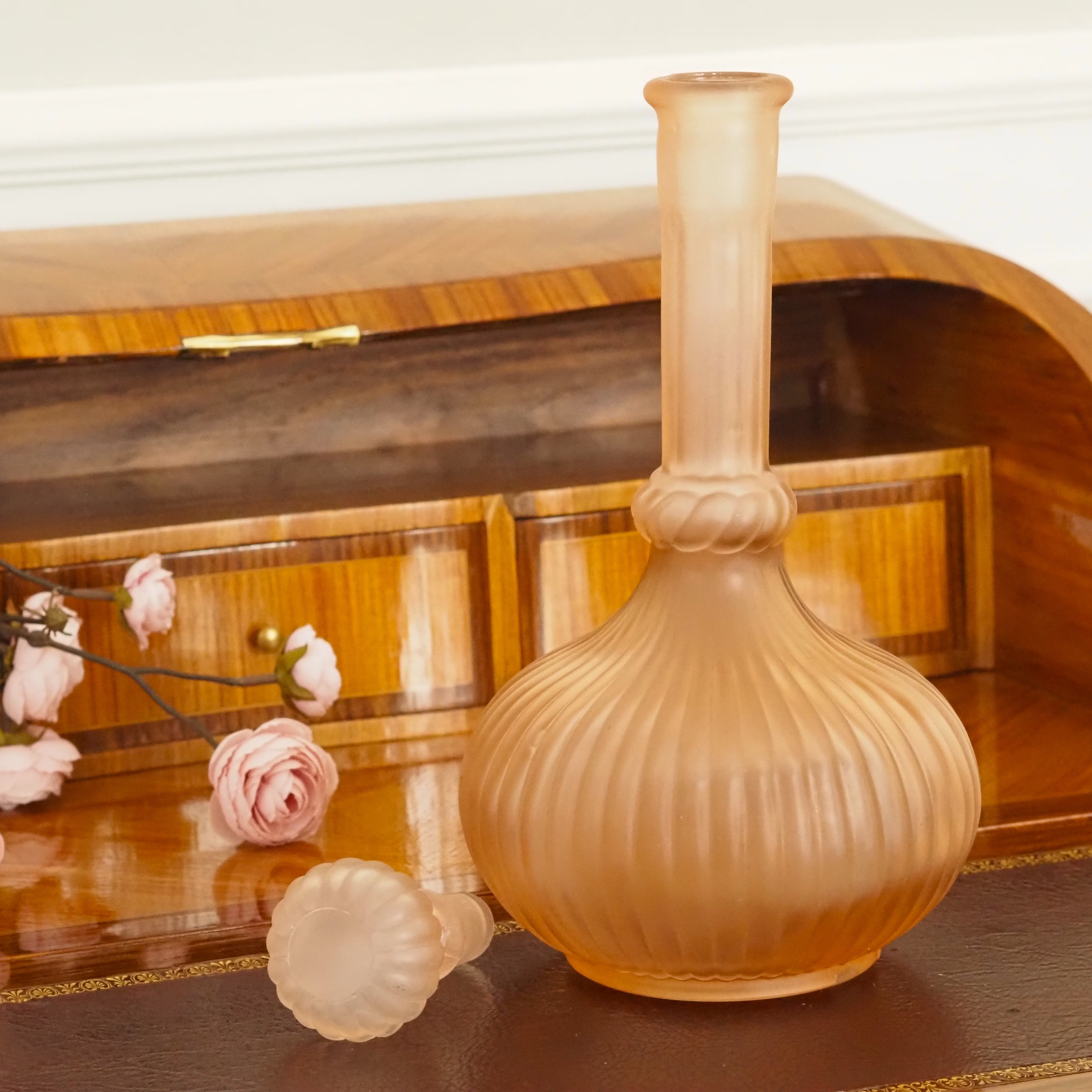Karaffe Puderrosé · Satiniertes Pressglas mit gerippter Korpusform