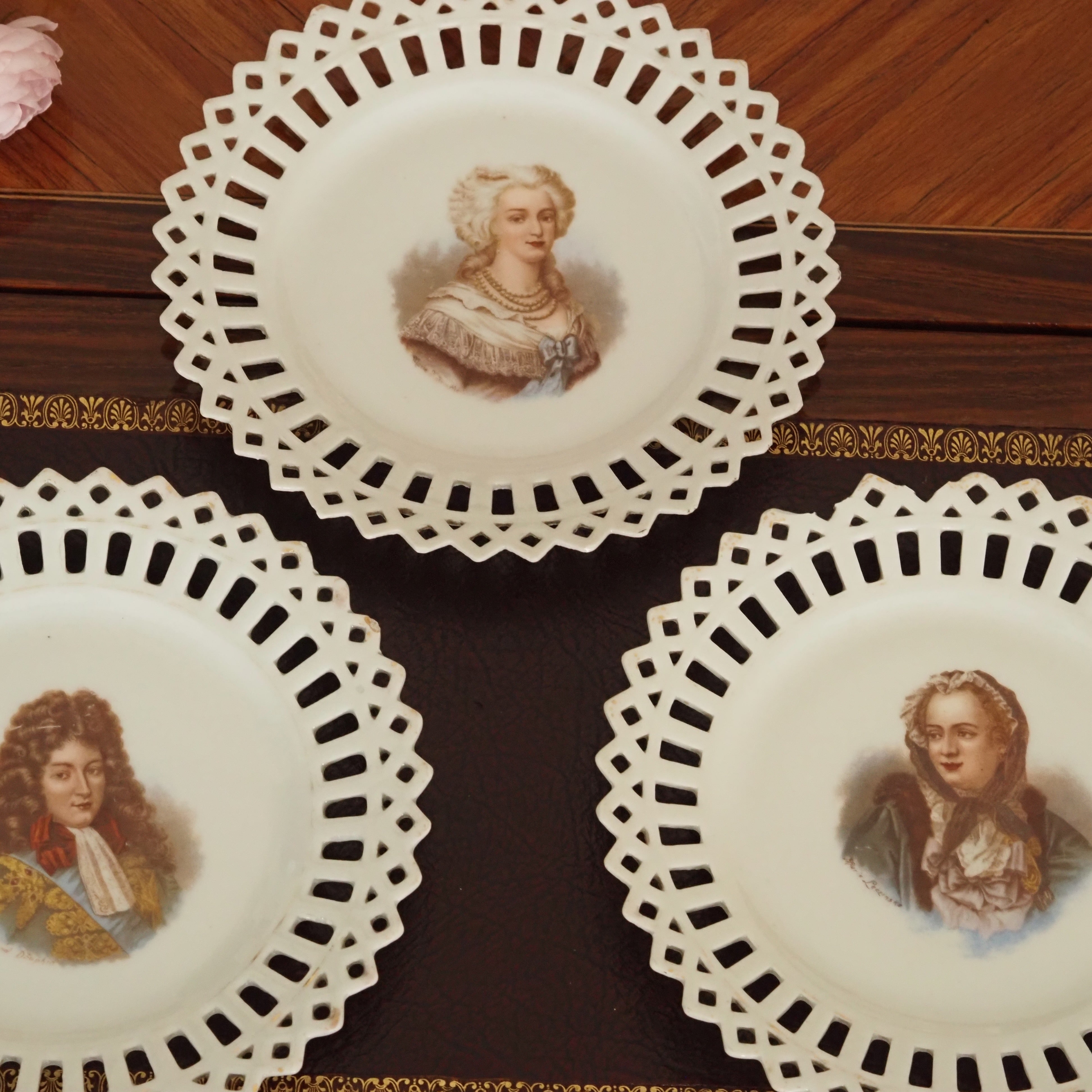 Vintage Porzellanteller 3er Set · Durchbruchrand mit historischen Porträts