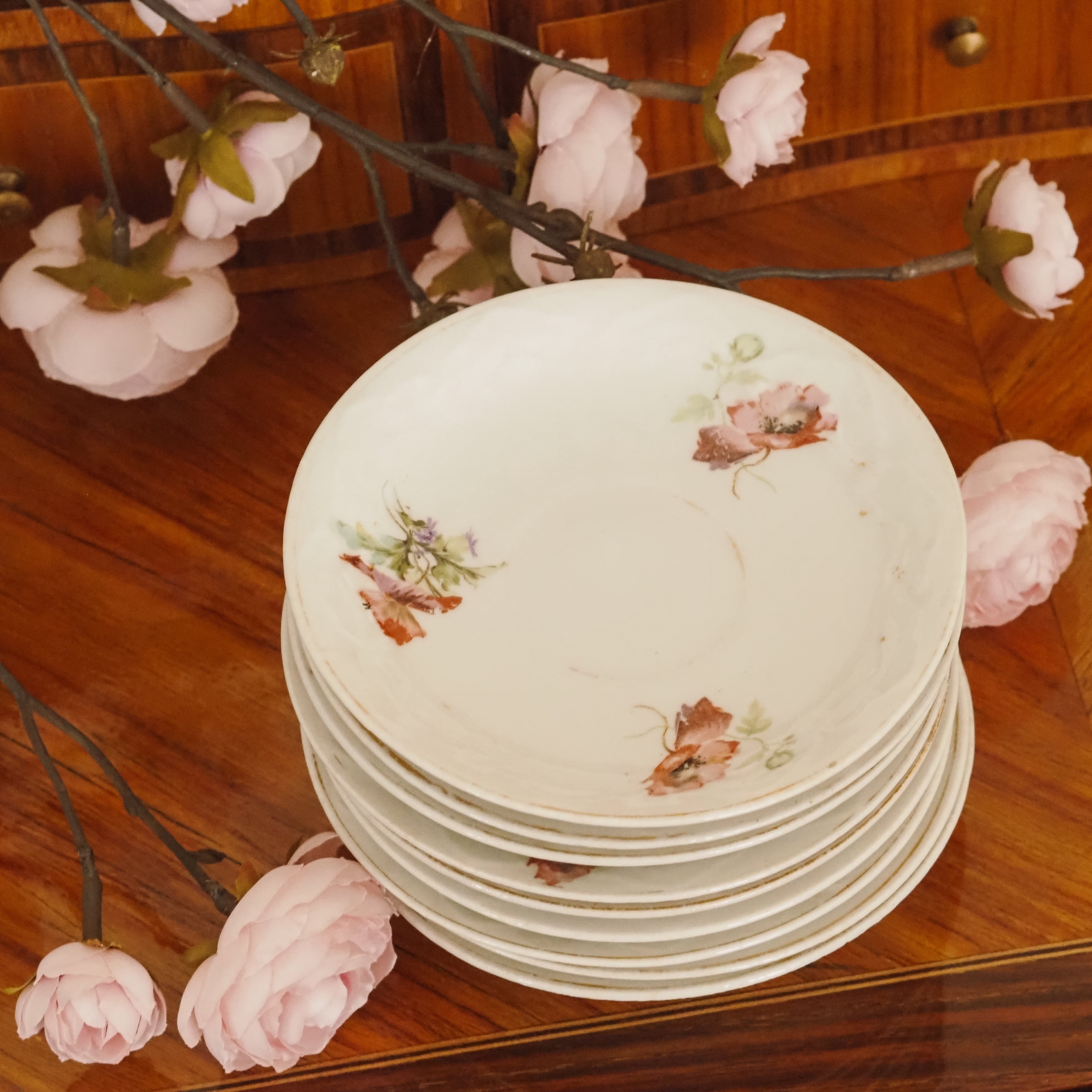 Unterteller-Set · Florales Porzellan mit Mohndekor um 1900
