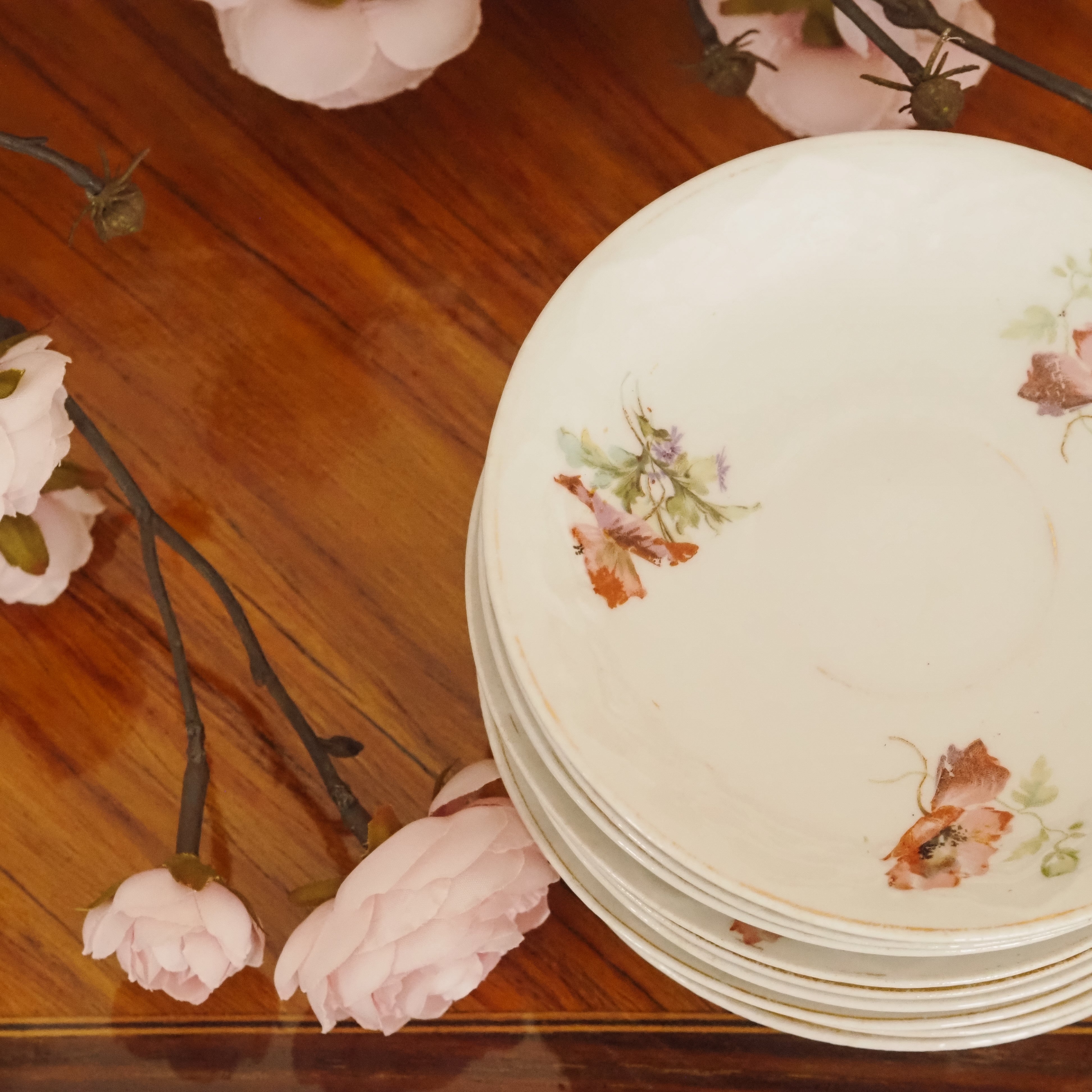 Unterteller-Set · Florales Porzellan mit Mohndekor um 1900