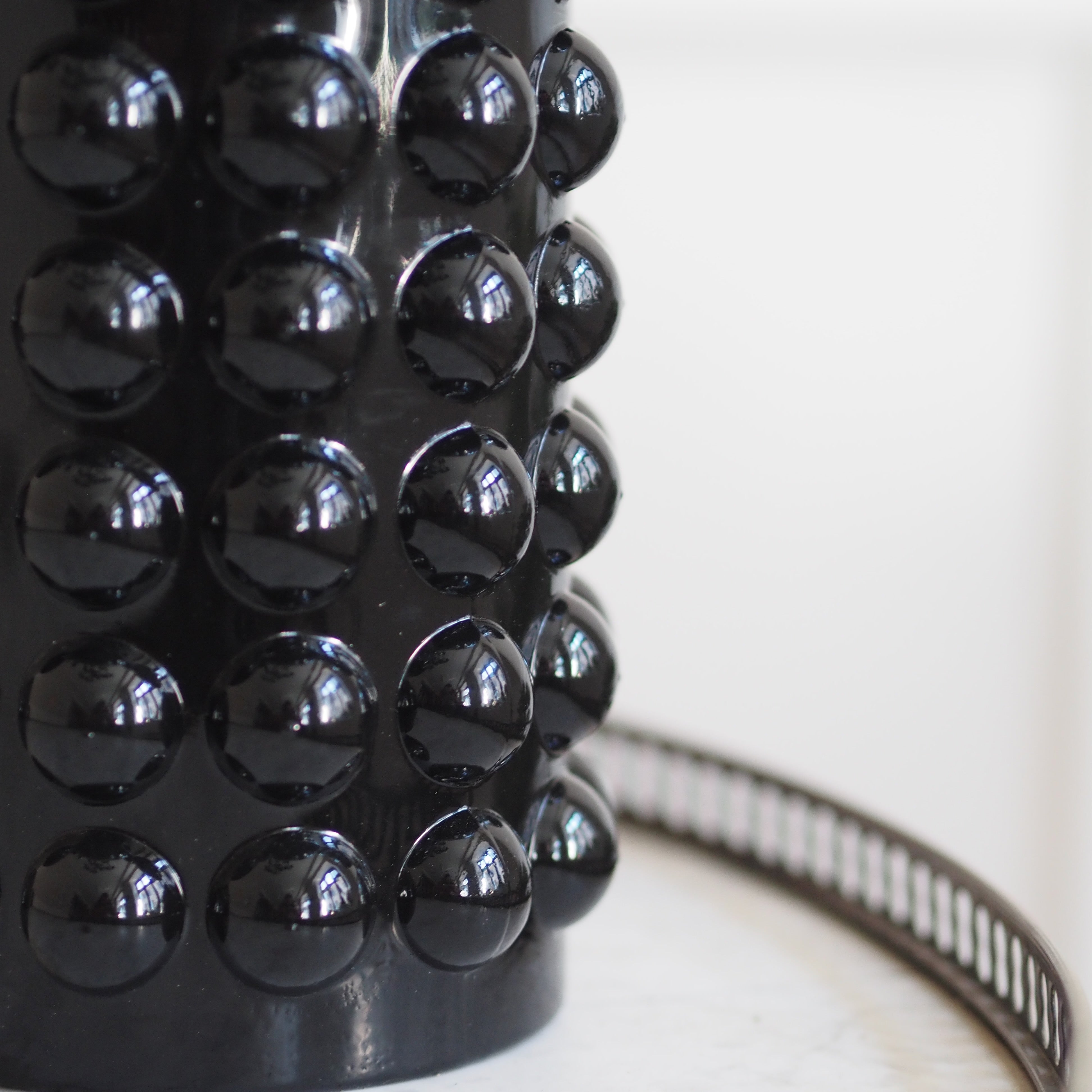 Vase Schwarz · Zylindervase mit Noppenrelief aus glänzendem Glas