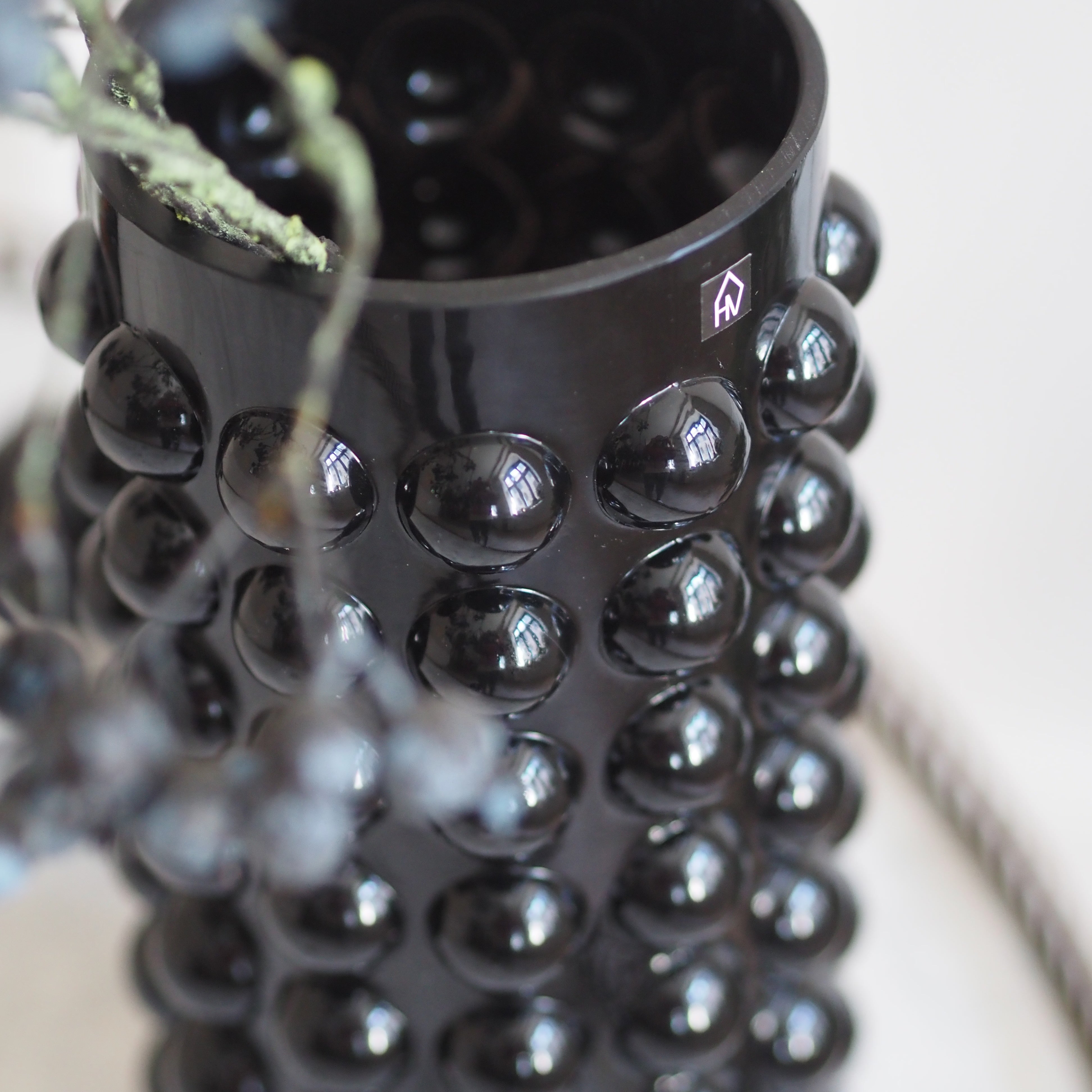 Vase Schwarz · Zylindervase mit Noppenrelief aus glänzendem Glas