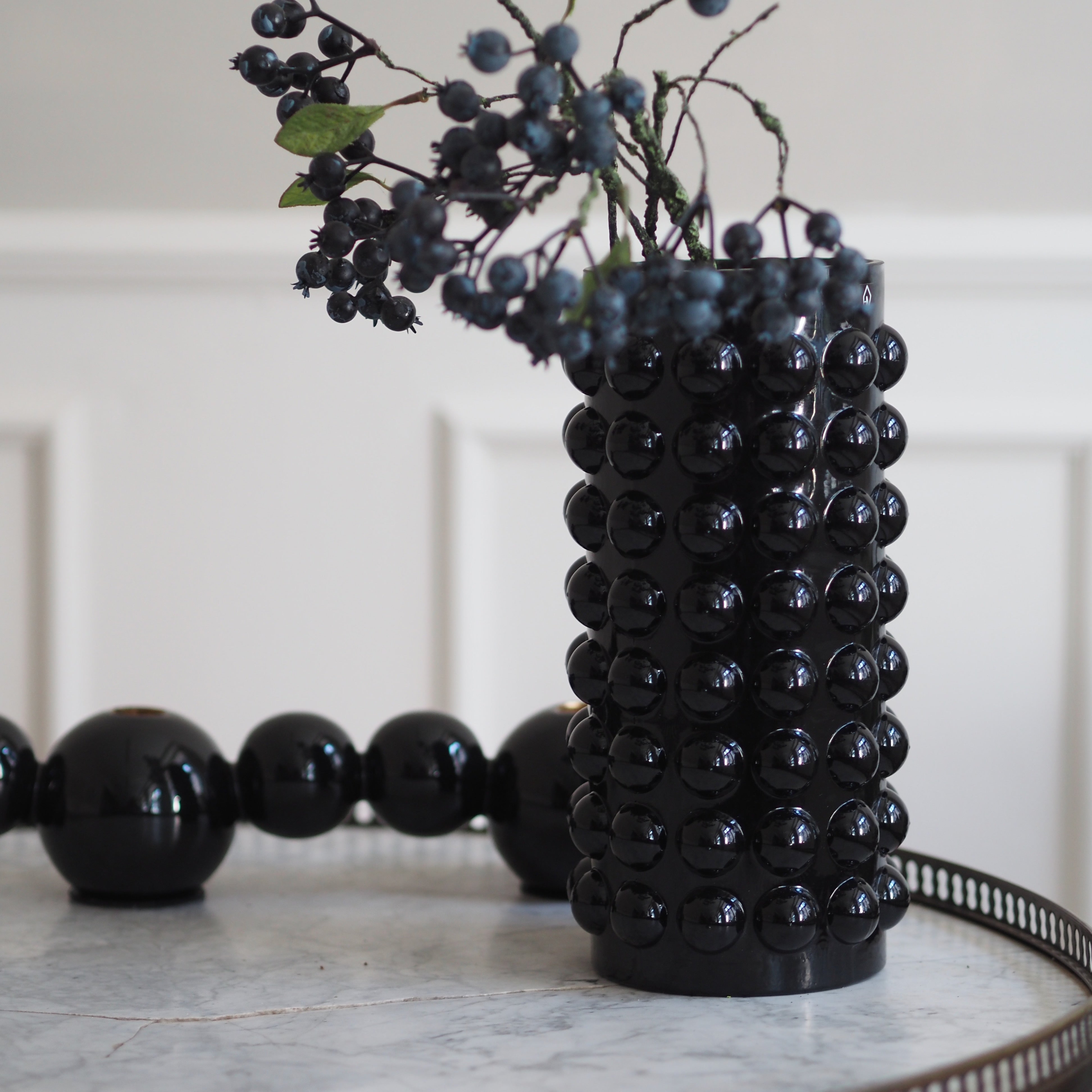 Vase Schwarz · Zylindervase mit Noppenrelief aus glänzendem Glas