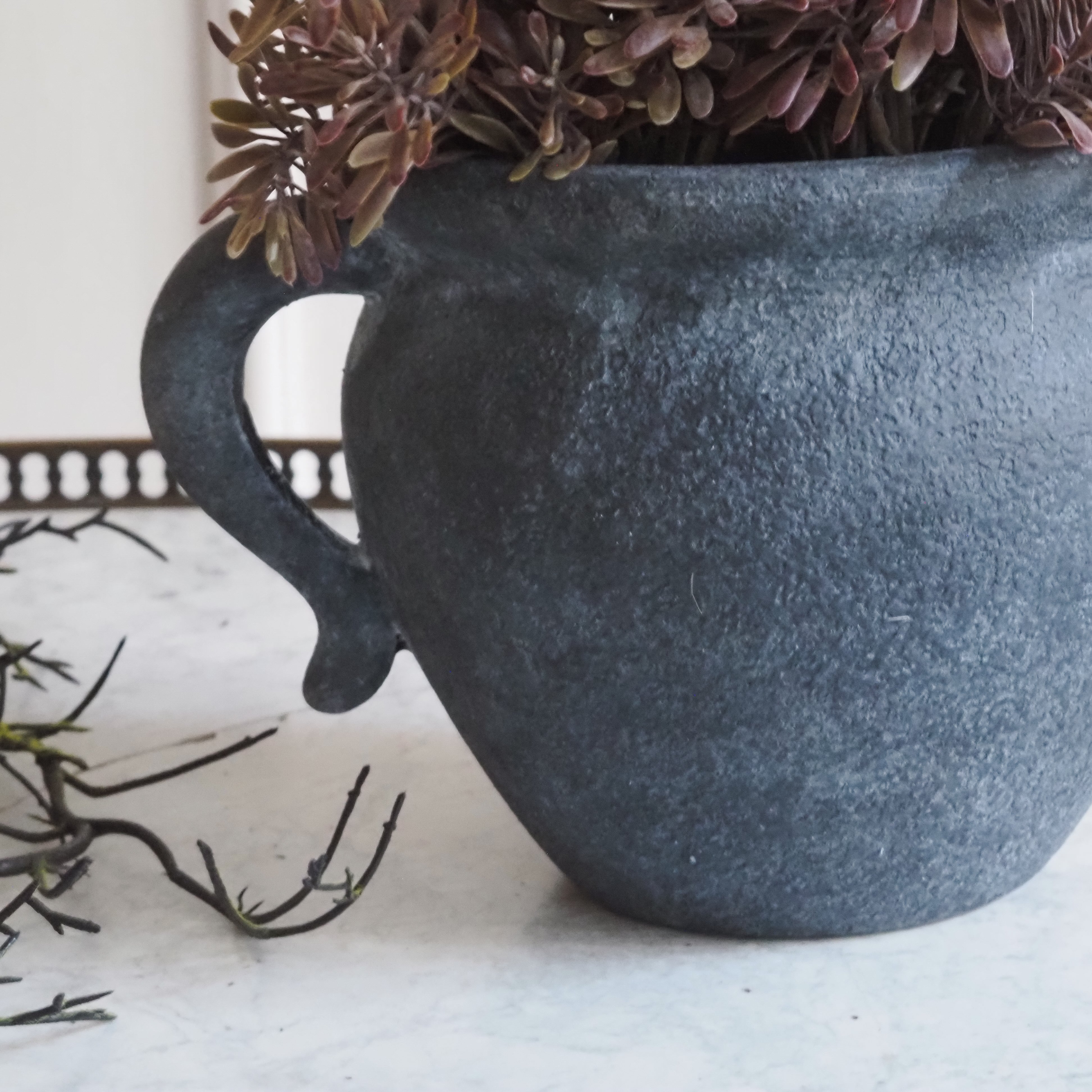 Keramik-Blumentopf mit Henkel · Steinoptik Gefäß für Pflanzen