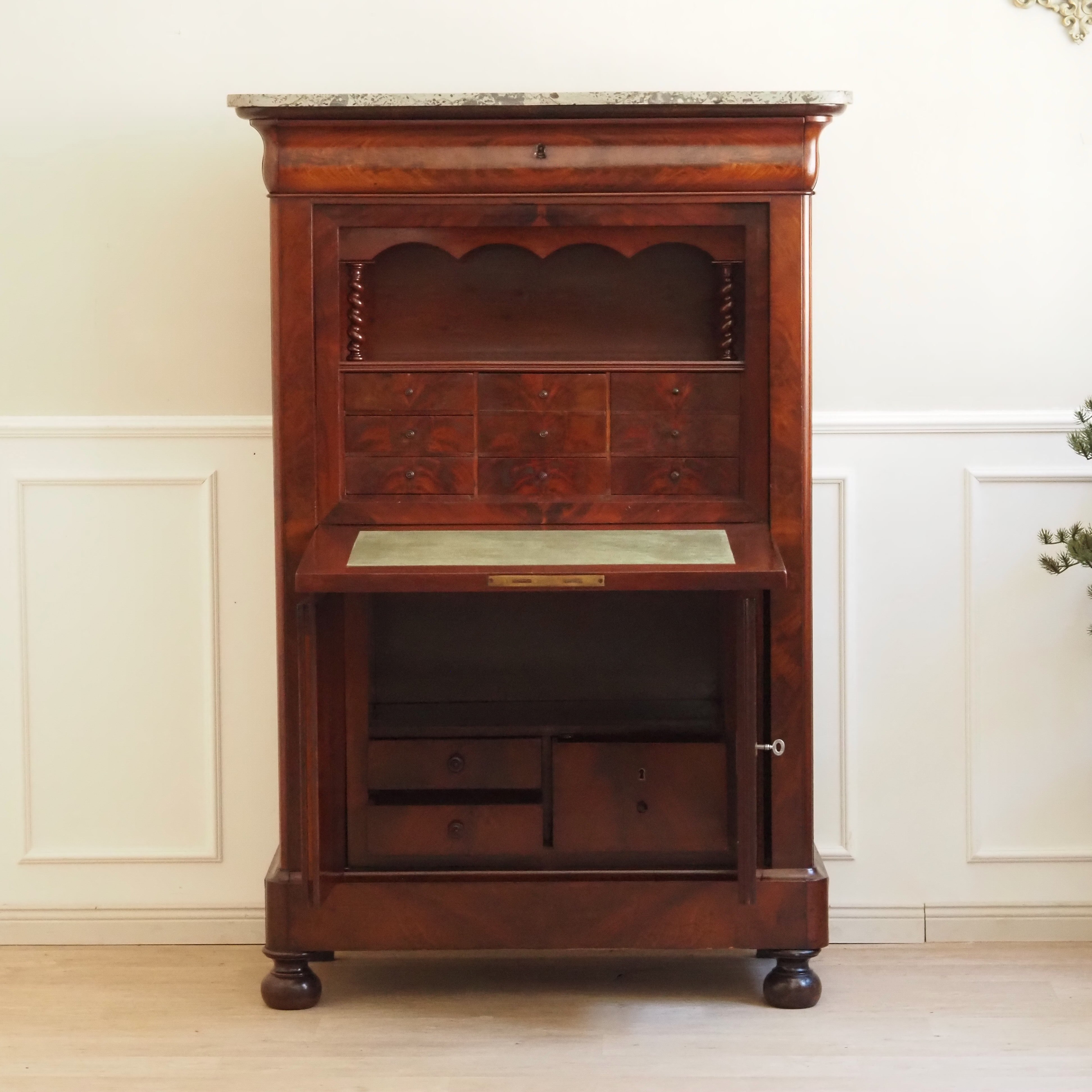 Antiker Sekretär aus Mahagoni mit Marmor - Schreibschrank um 1830