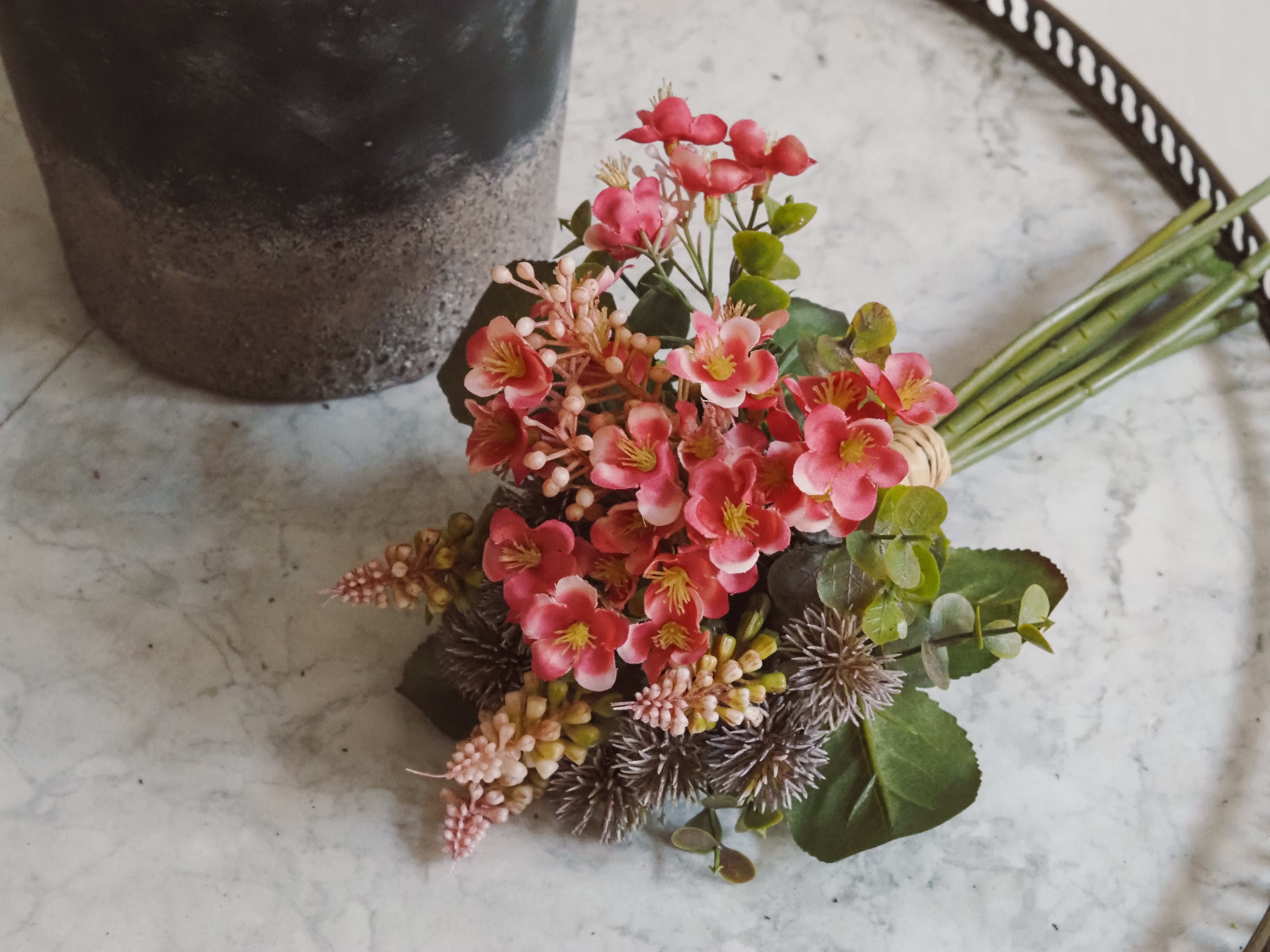 Dekorativer Wildblumenstrauß · Frühlingszweig rosa