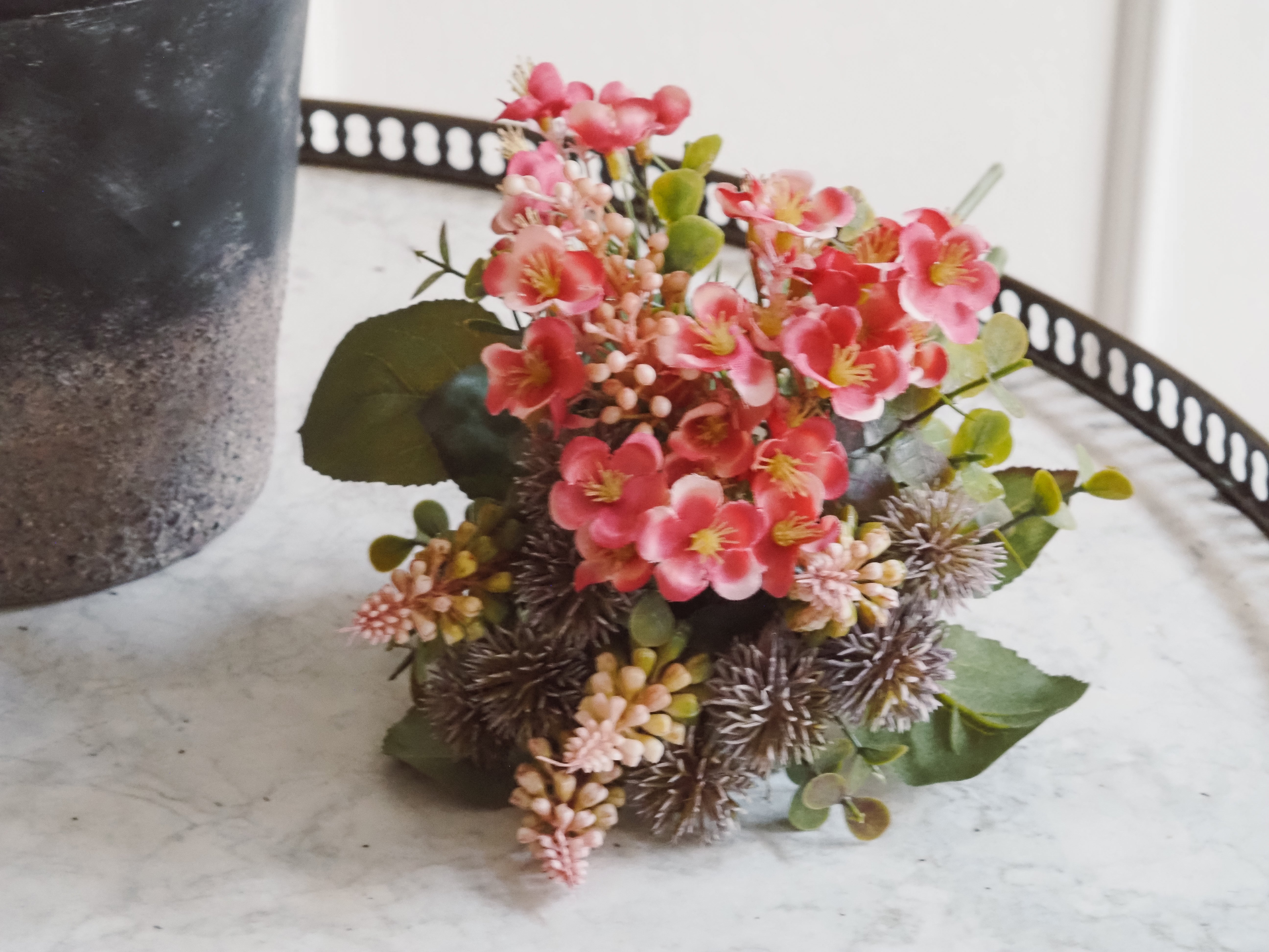 Dekorativer Wildblumenstrauß · Frühlingszweig rosa