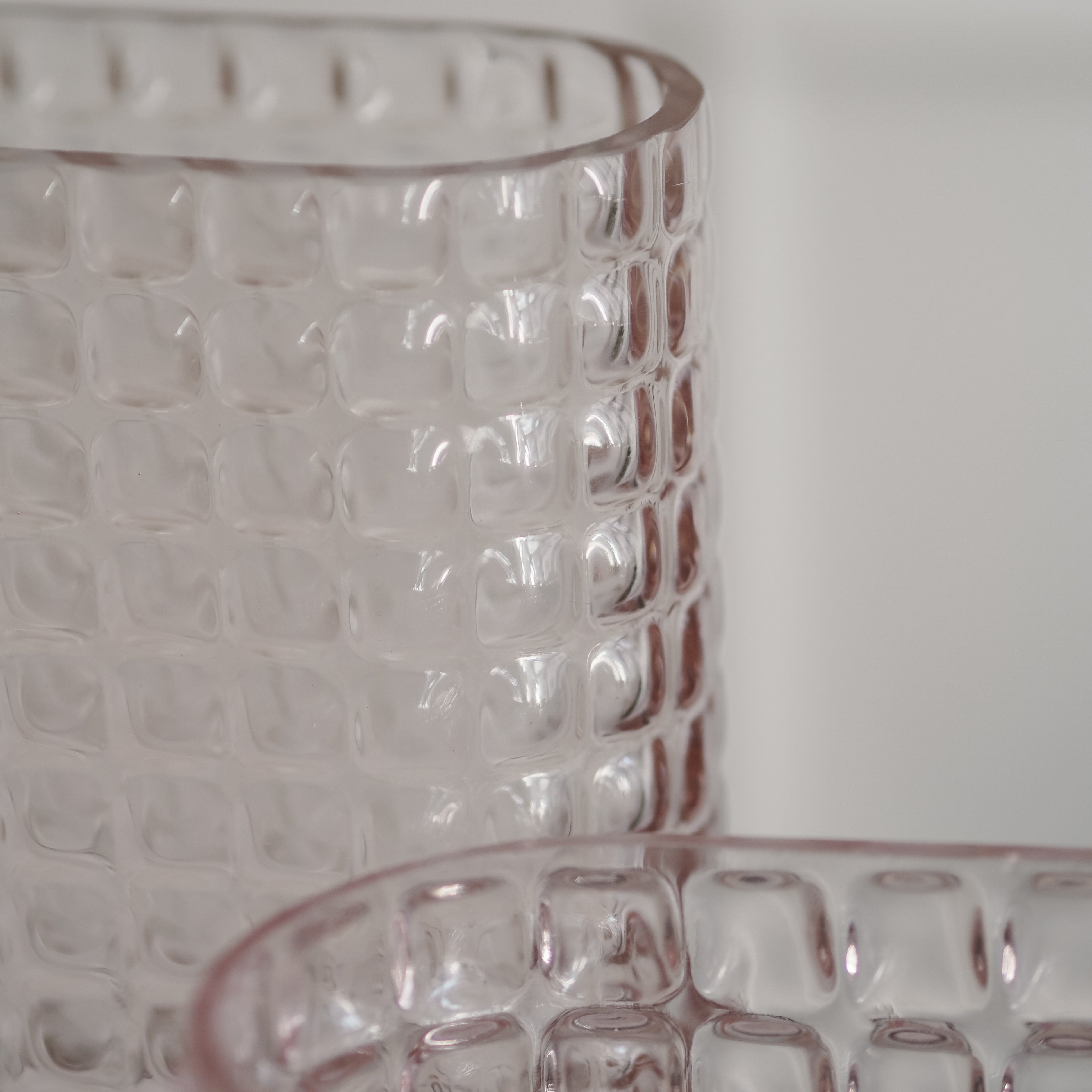 Glasvase · strukturiertes Glas mit Rosé-Ton · moderne Dekorvase