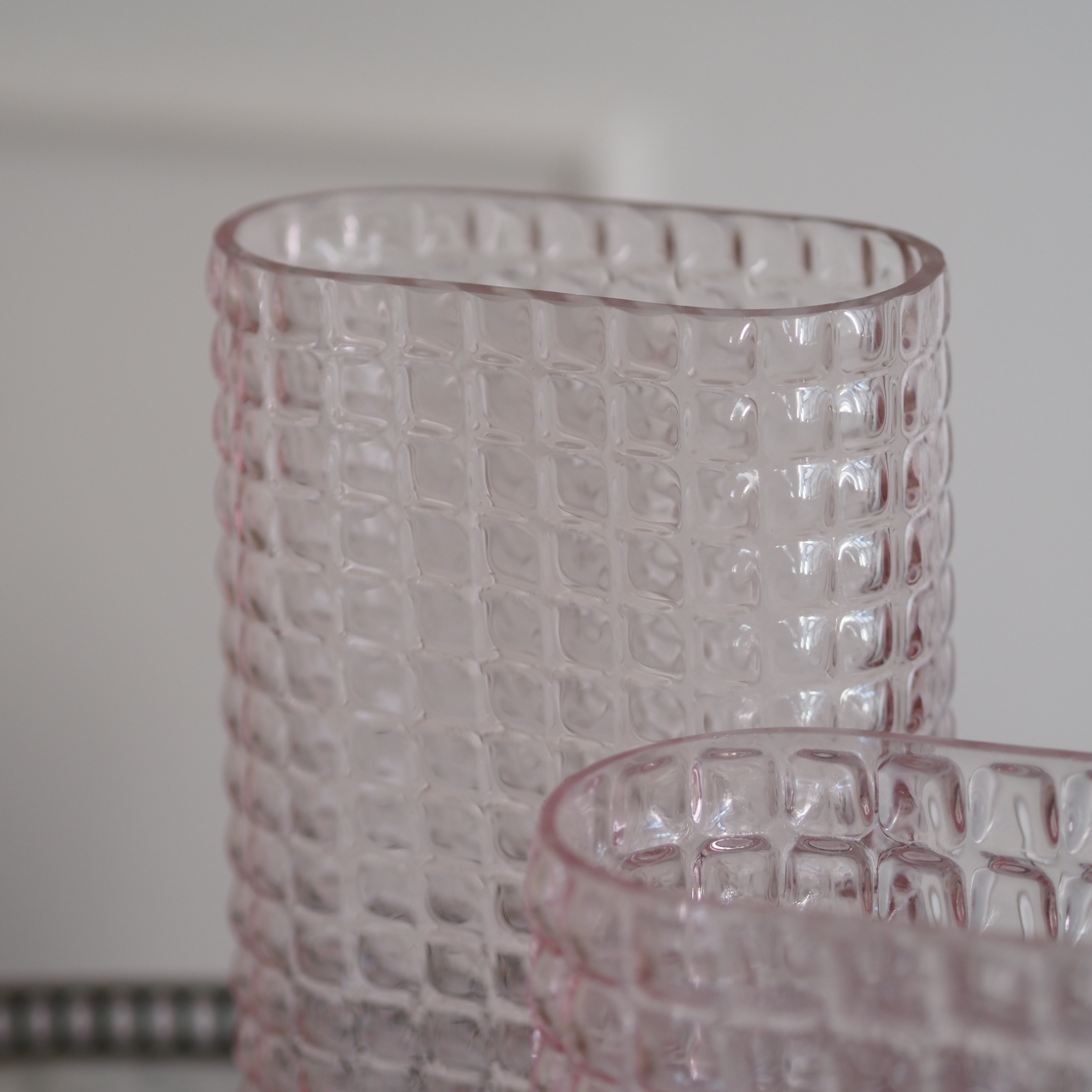 Glasvase · strukturiertes Glas mit Rosé-Ton · moderne Dekorvase