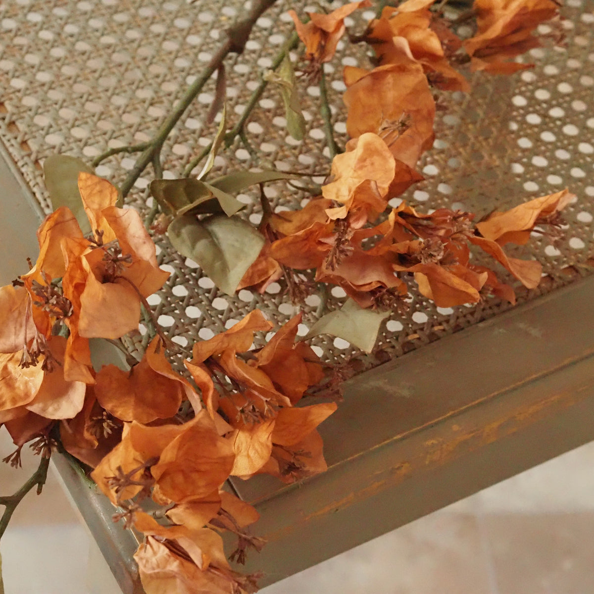 Dekozweig Ocker · Bougainvillea-Blüten in Seidenoptik