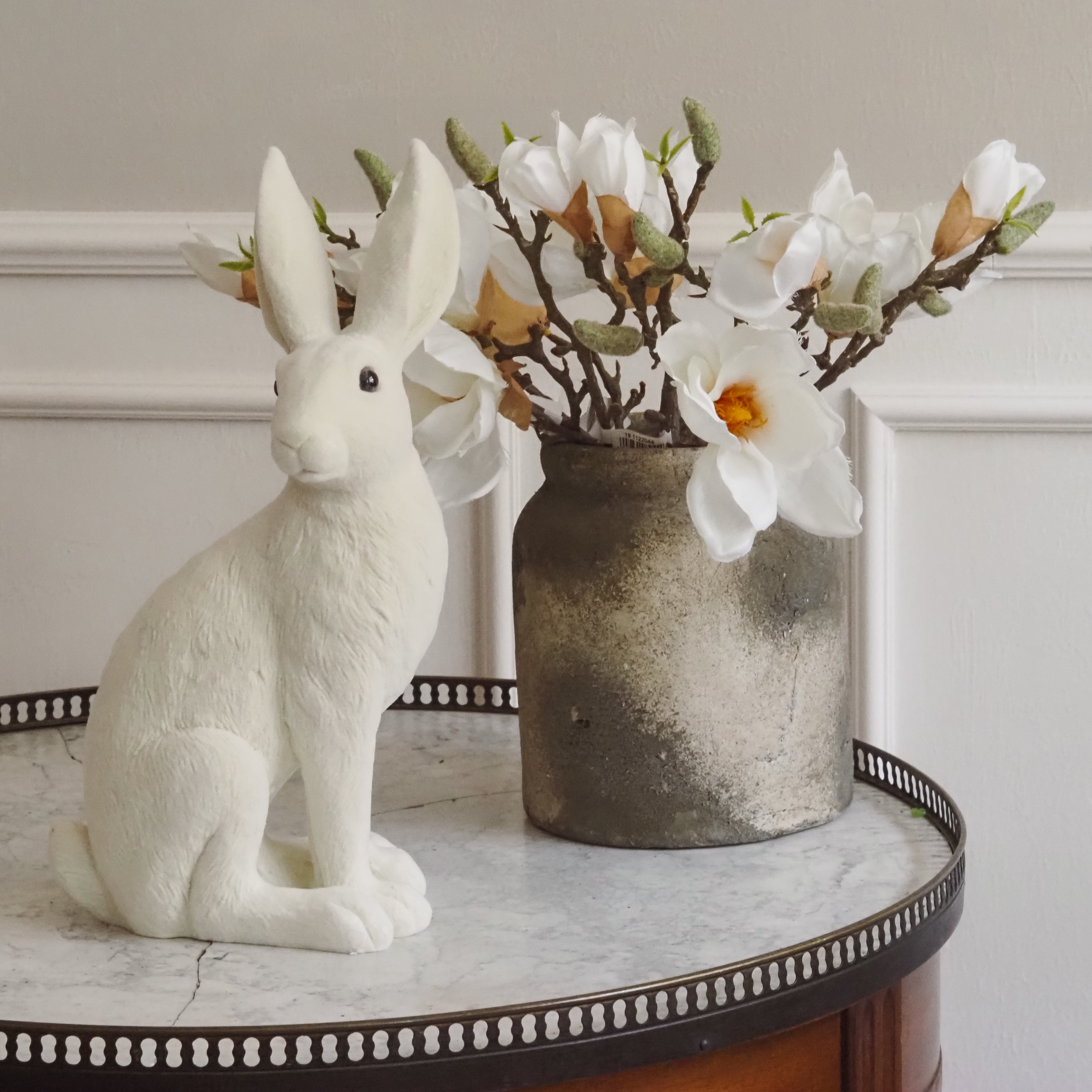 Sitzender Hase in Creme weiß – strukturierte Oberfläche, Osterhase