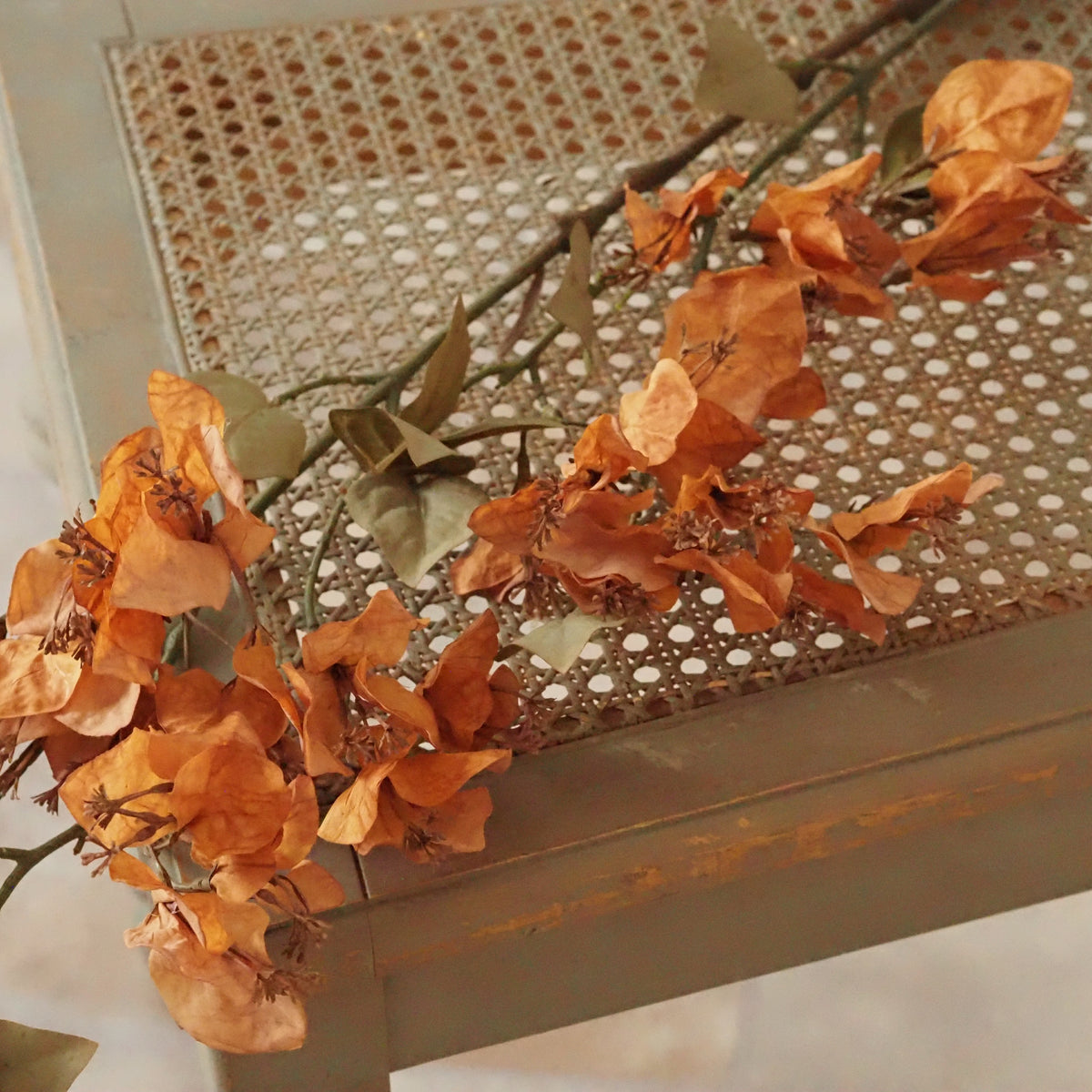 Dekozweig Ocker · Bougainvillea-Blüten in Seidenoptik