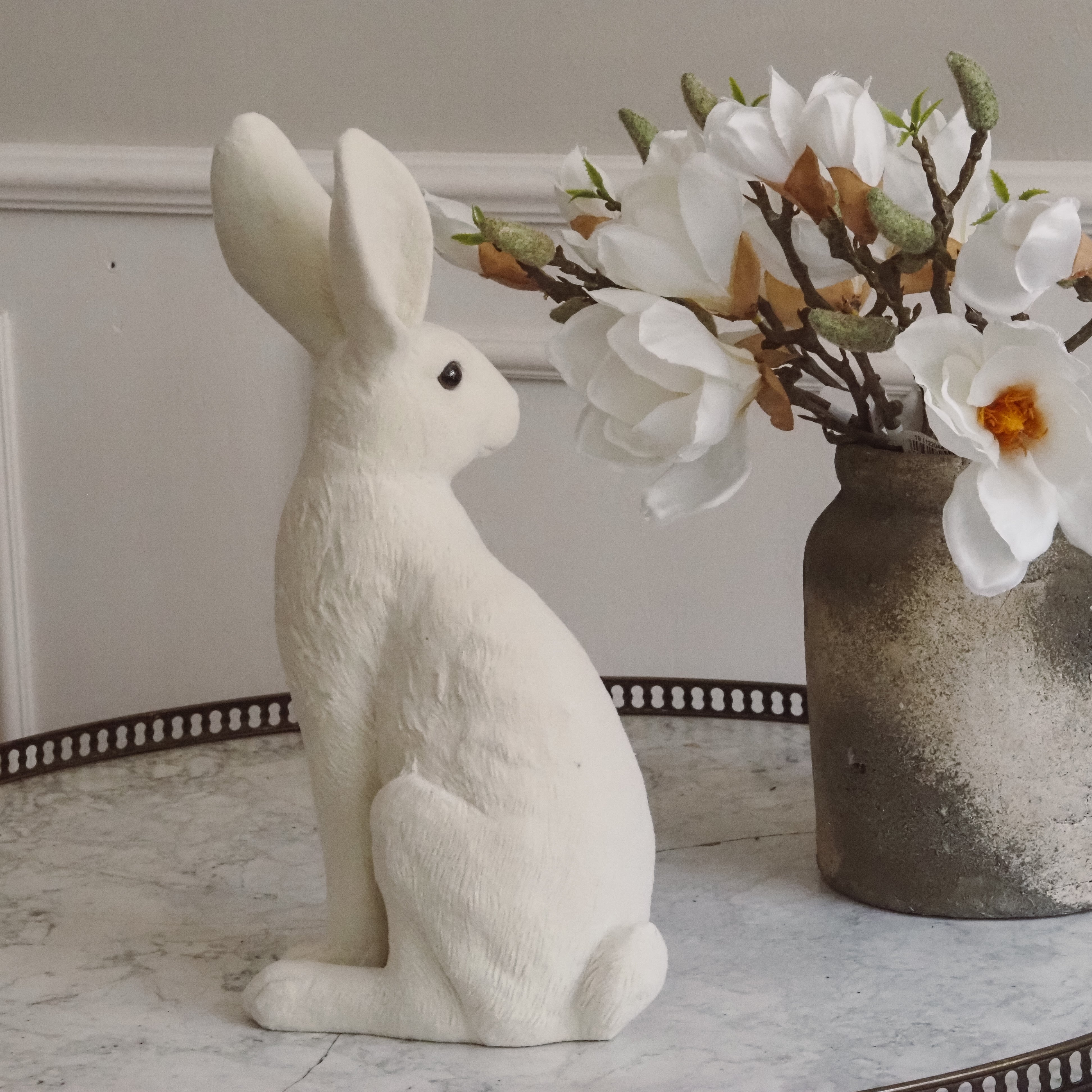 Sitzender Hase in Creme weiß – strukturierte Oberfläche, Osterhase