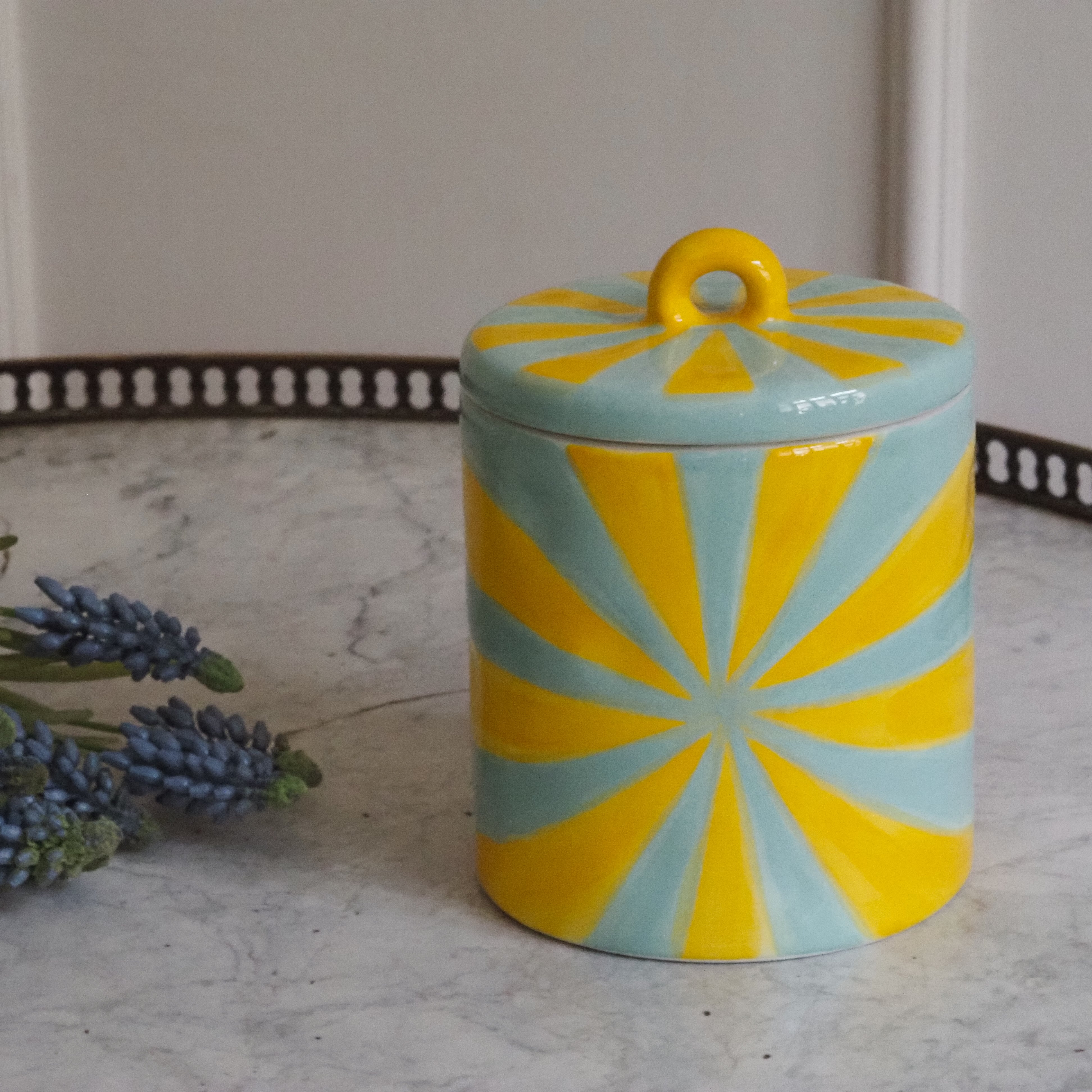 Keramikdose mit Deckel · Pop-Design Streifenmuster