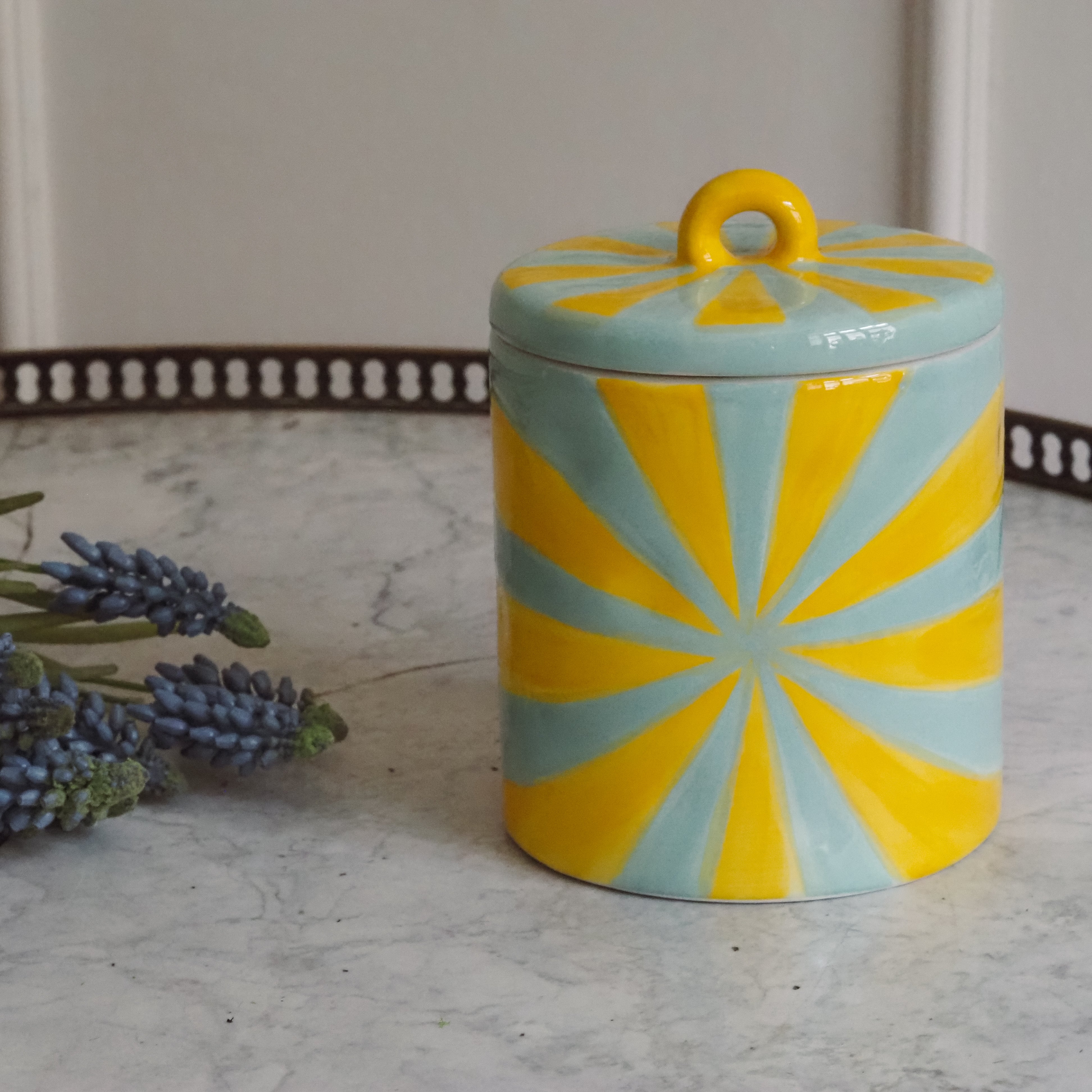 Keramikdose mit Deckel · Pop-Design Streifenmuster