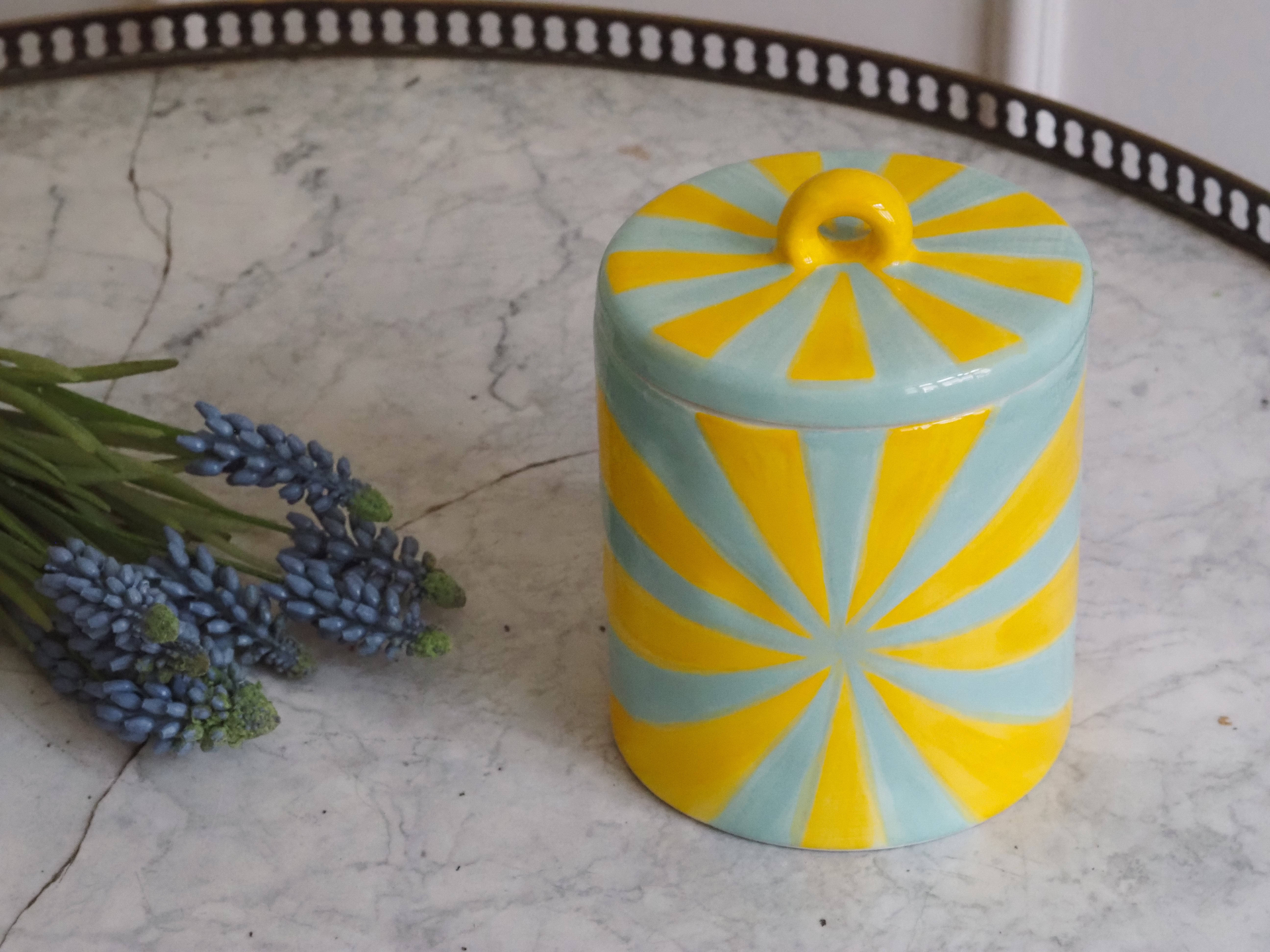 Keramikdose mit Deckel · Pop-Design Streifenmuster