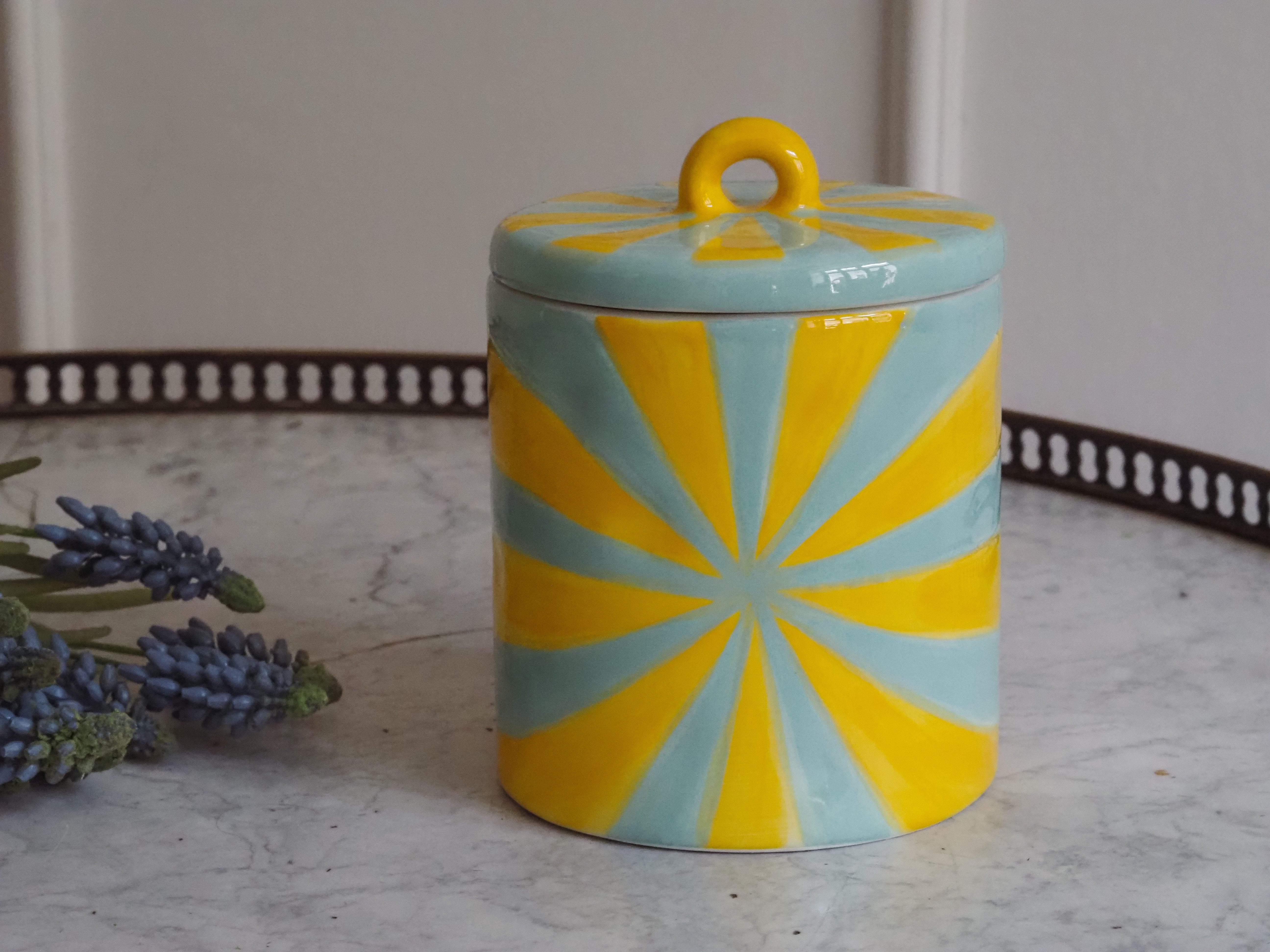Keramikdose mit Deckel · Pop-Design Streifenmuster