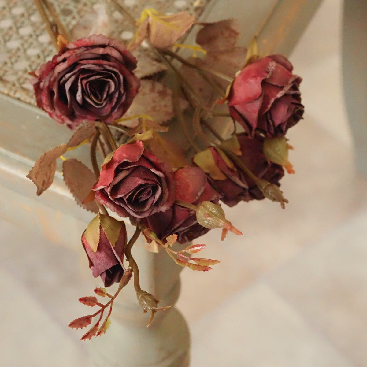 Rosenzweig Bordeaux · Textilrosen mit Knospen im Herbstton