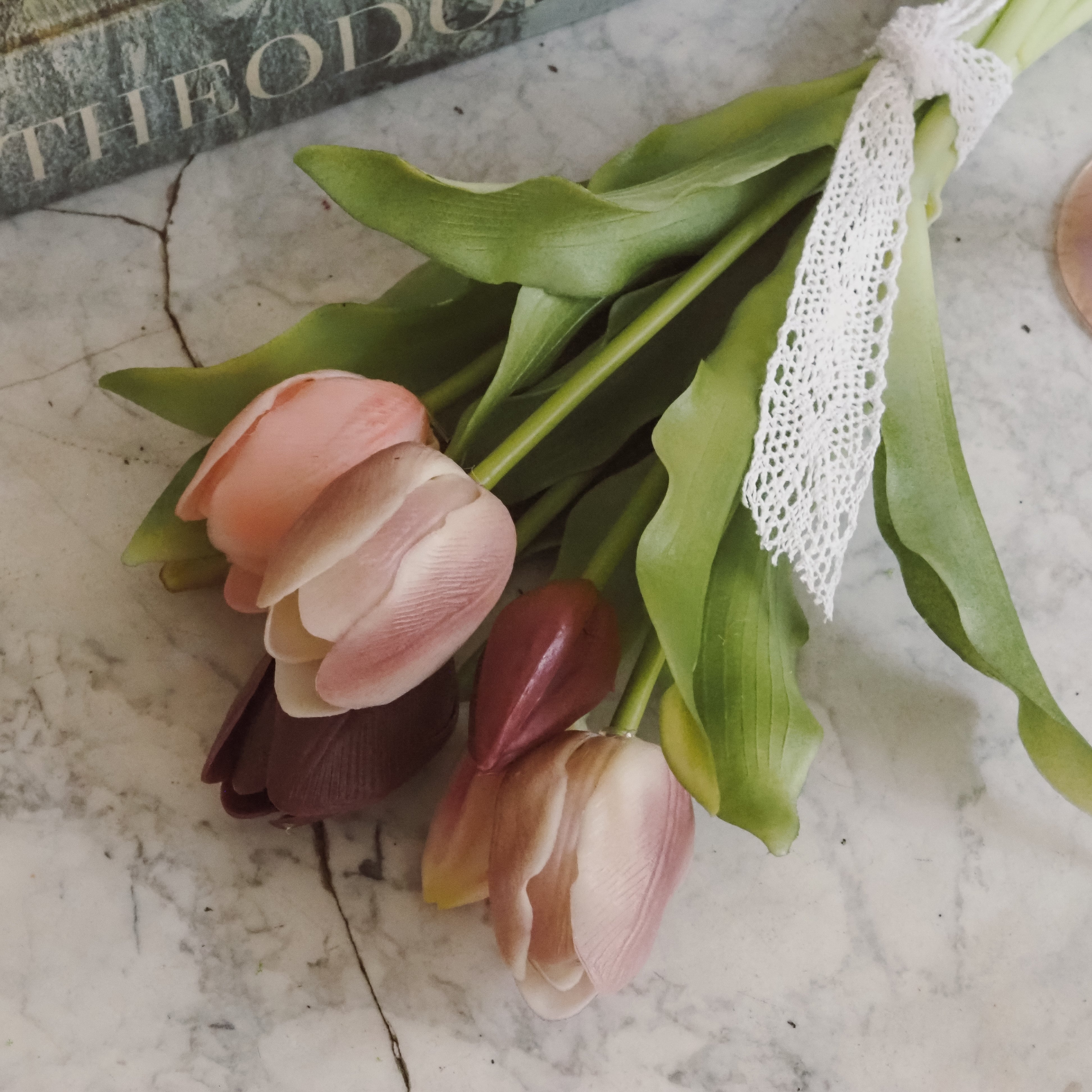 Tulpenbund · dekorativer Frühlingsblumenbund mit Schleife