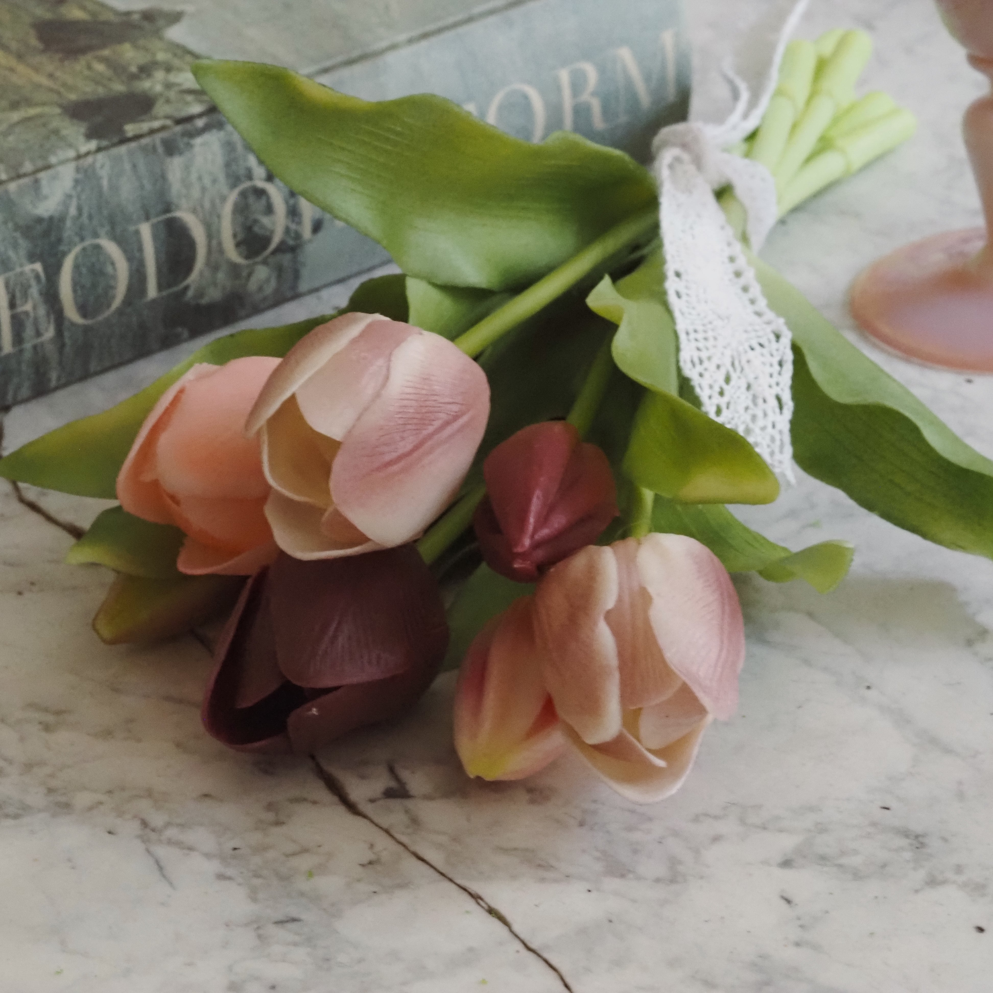 Tulpenbund · dekorativer Frühlingsblumenbund mit Schleife