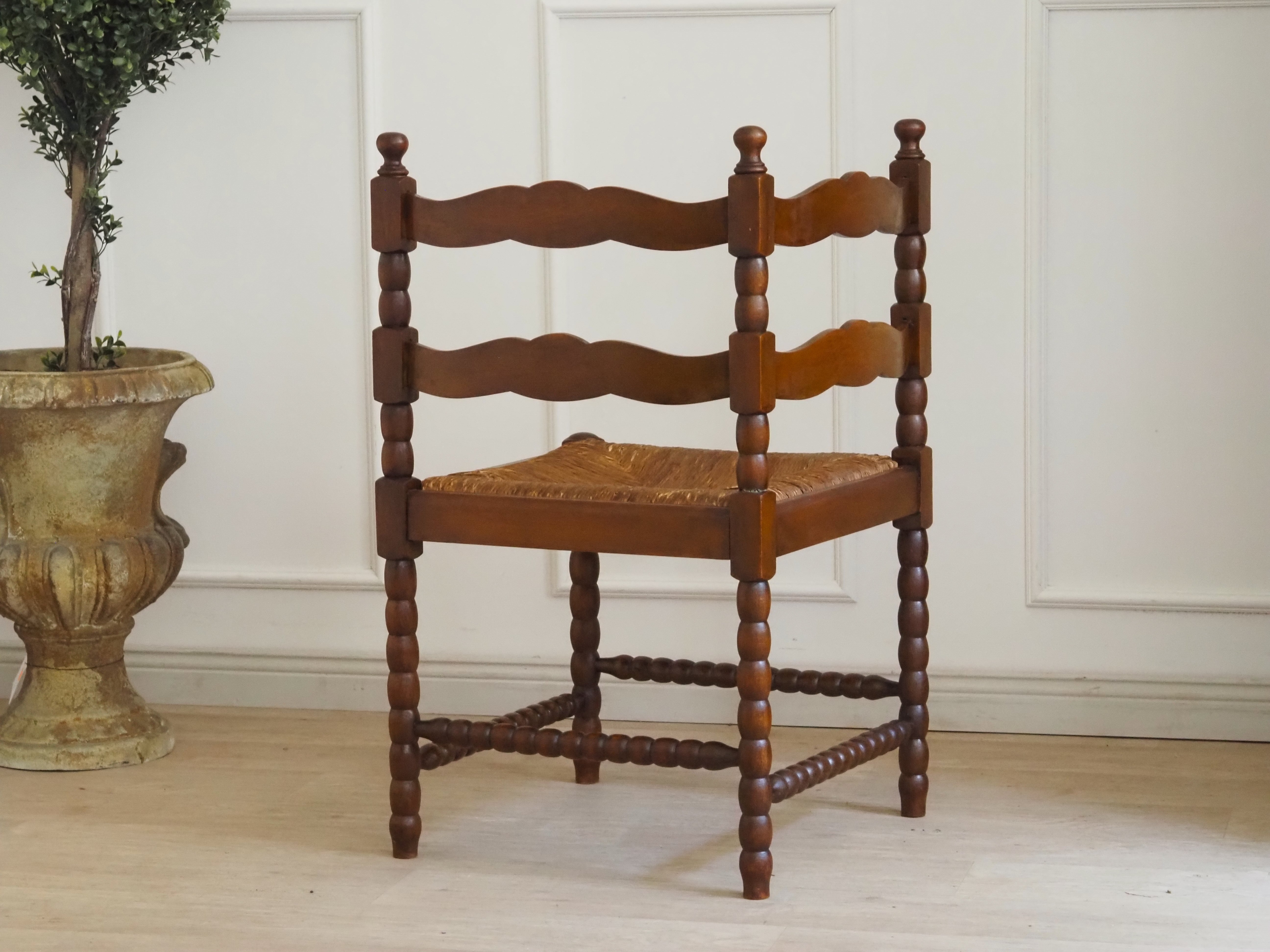 Antiker Eckstuhl Holz gedrechselt Strohsitz geschnitzt Landhausstil Vintage