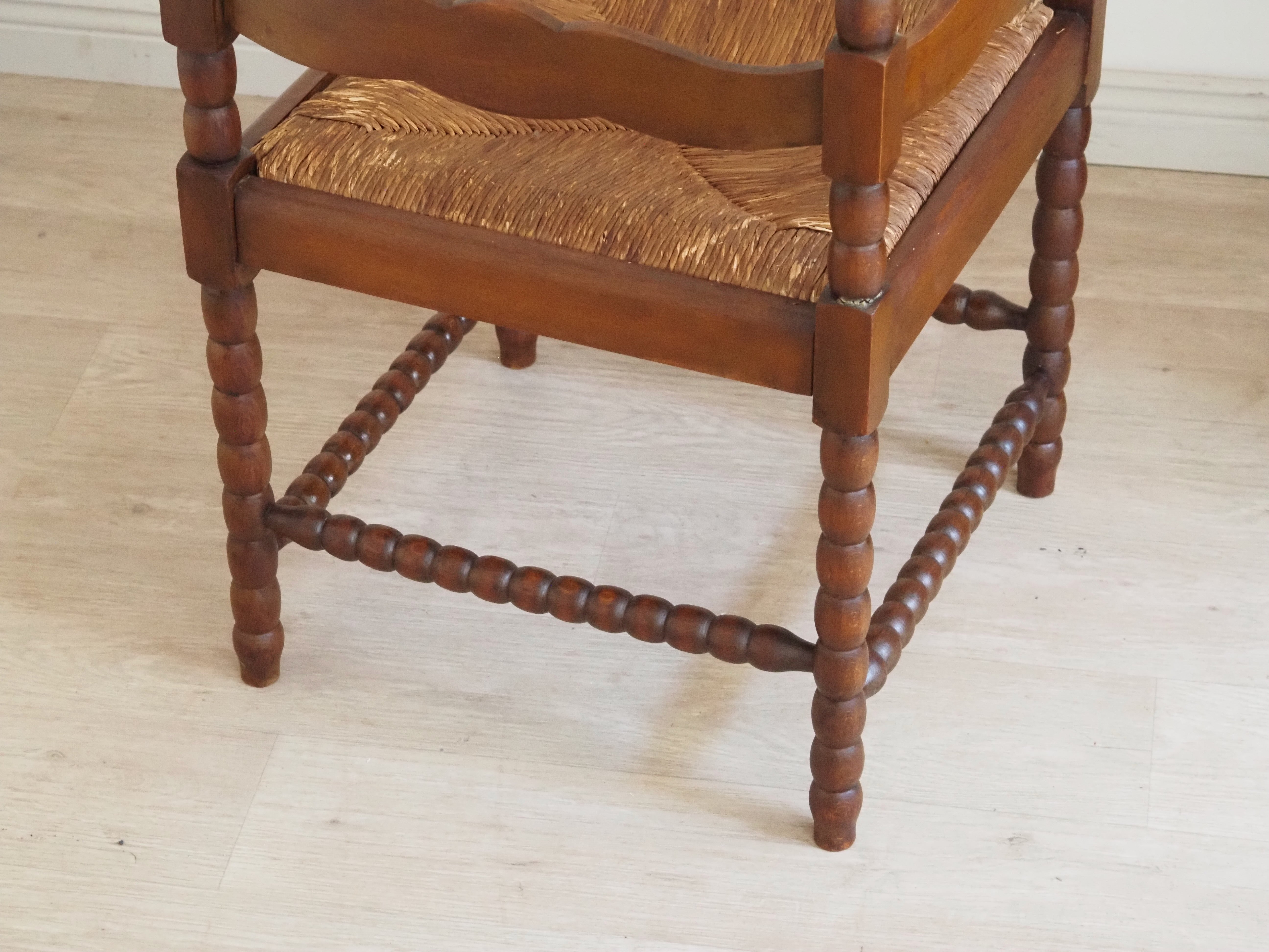 Antiker Eckstuhl Holz gedrechselt Strohsitz geschnitzt Landhausstil Vintage