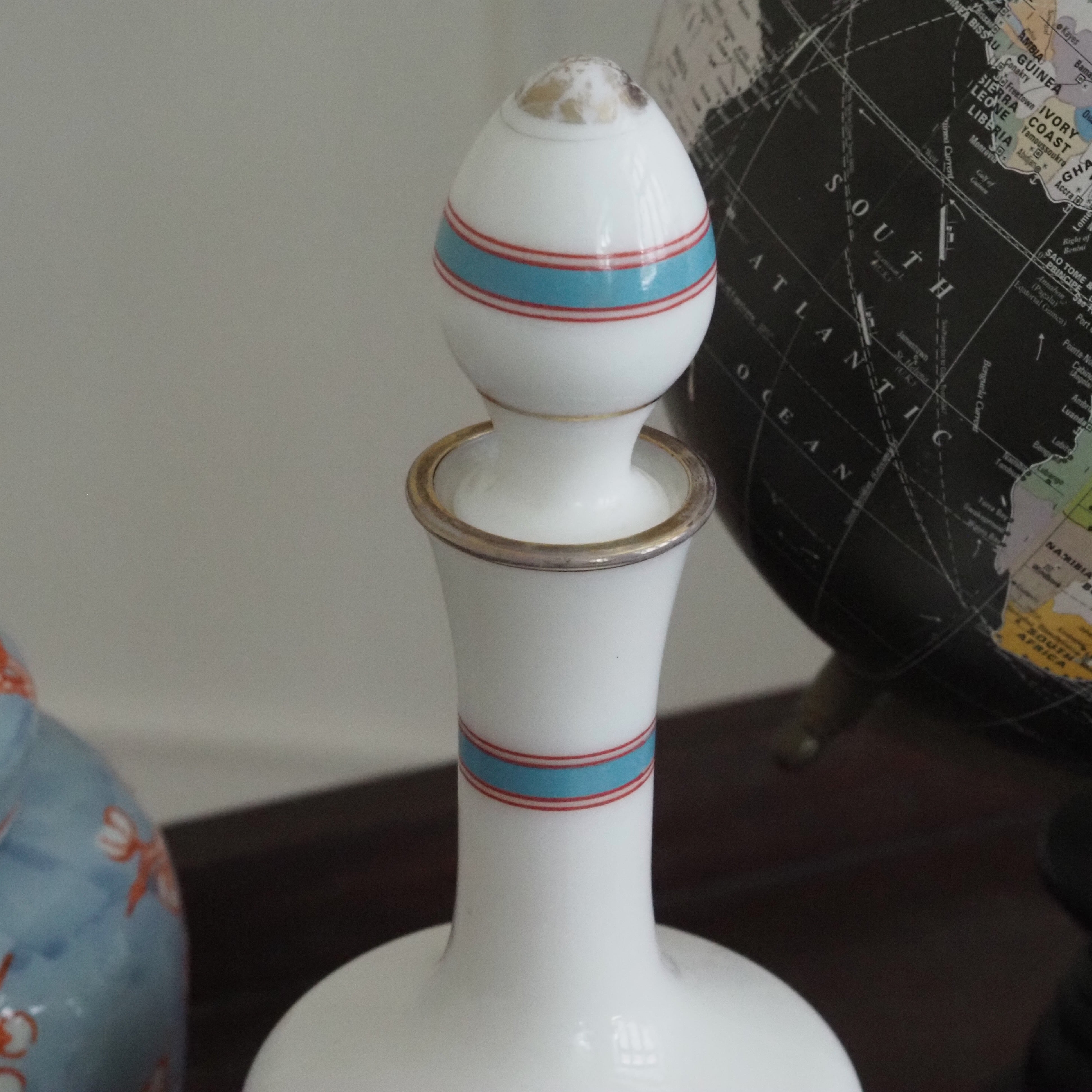 Karaffe Weiß Glas · Klassizistisches Medaillon, griechisches Mäandermuster