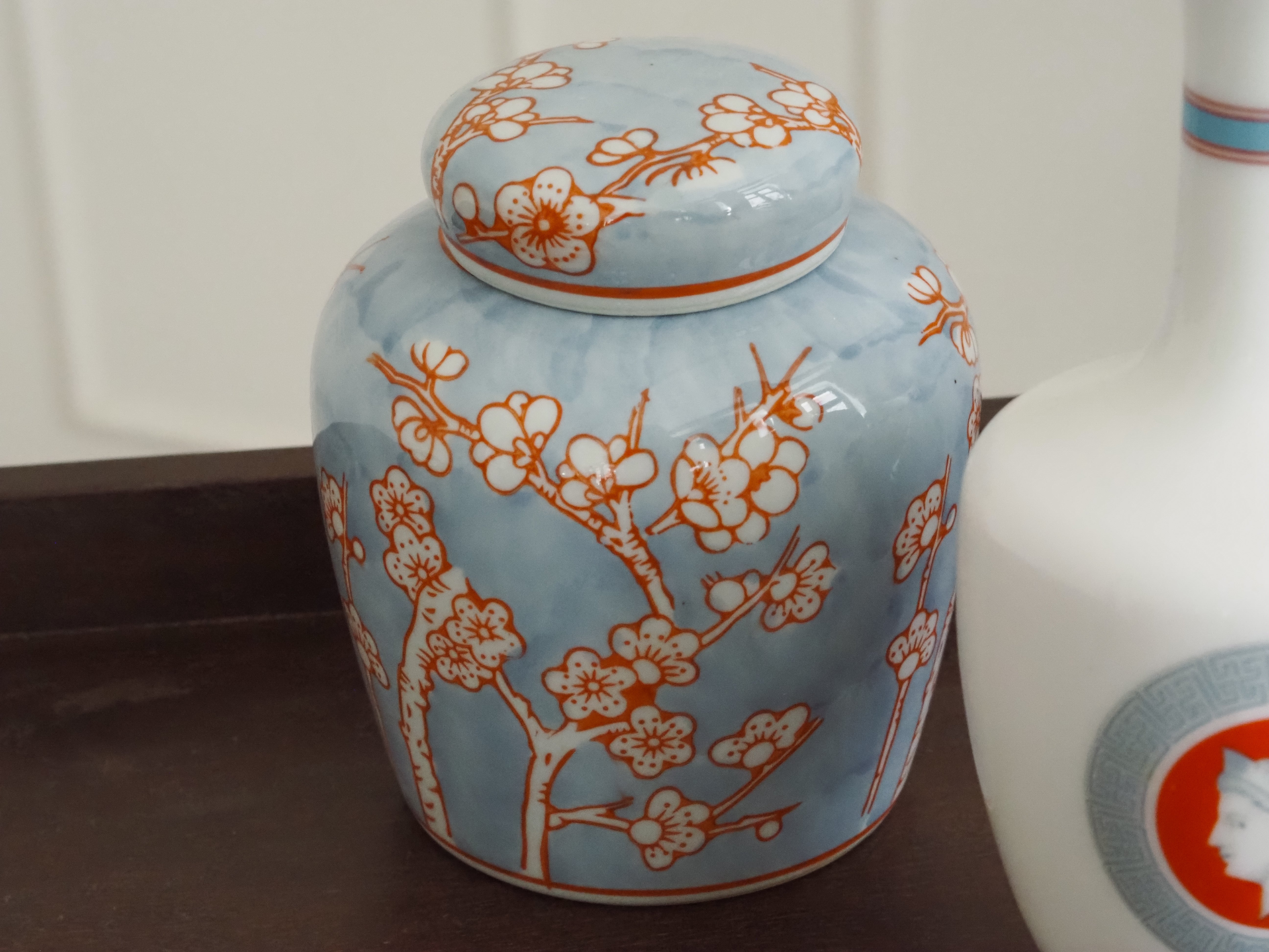 Porzellan-Deckeldose · asiatisch inspirierte Blütenornamentik in Hellblau