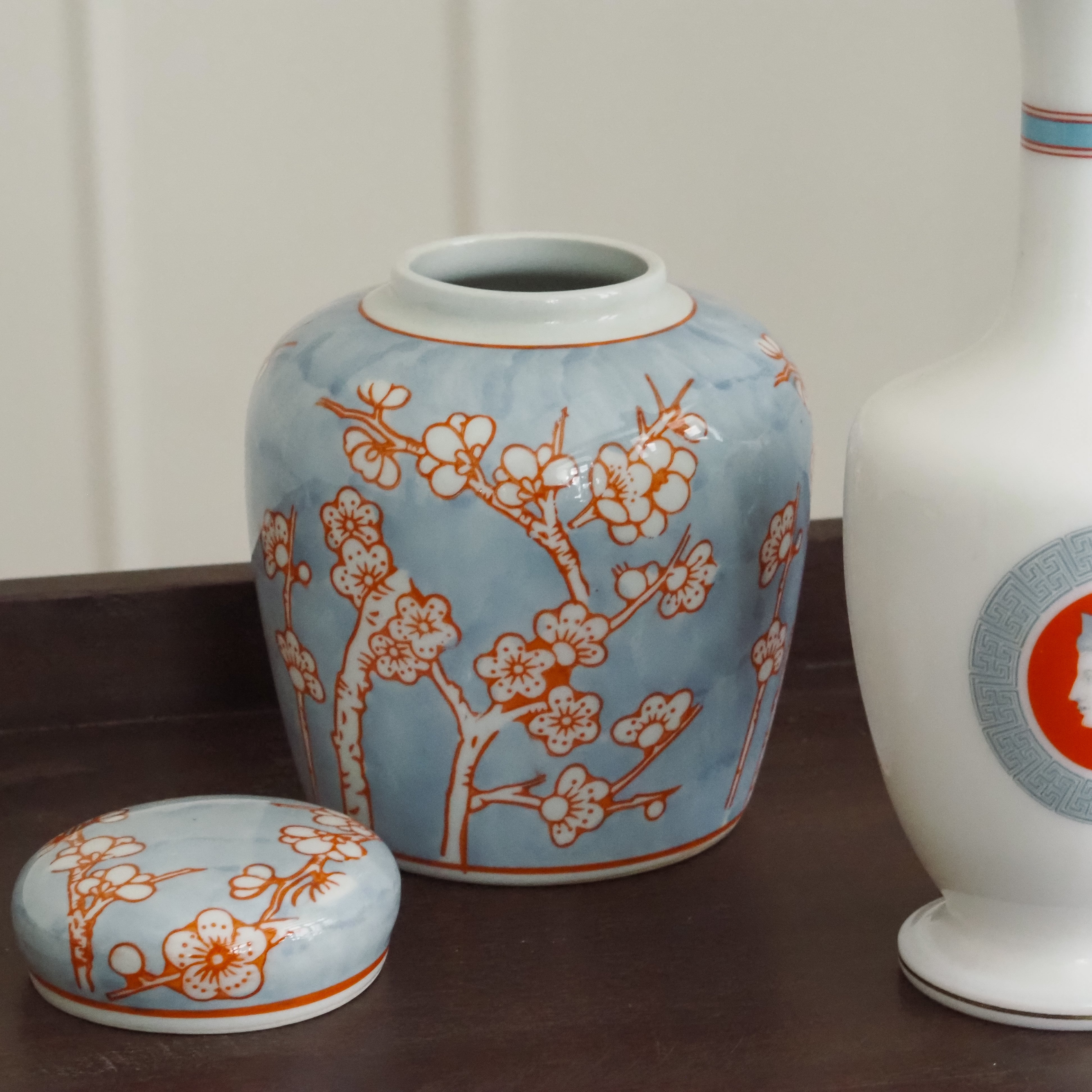 Porzellan-Deckeldose · asiatisch inspirierte Blütenornamentik in Hellblau