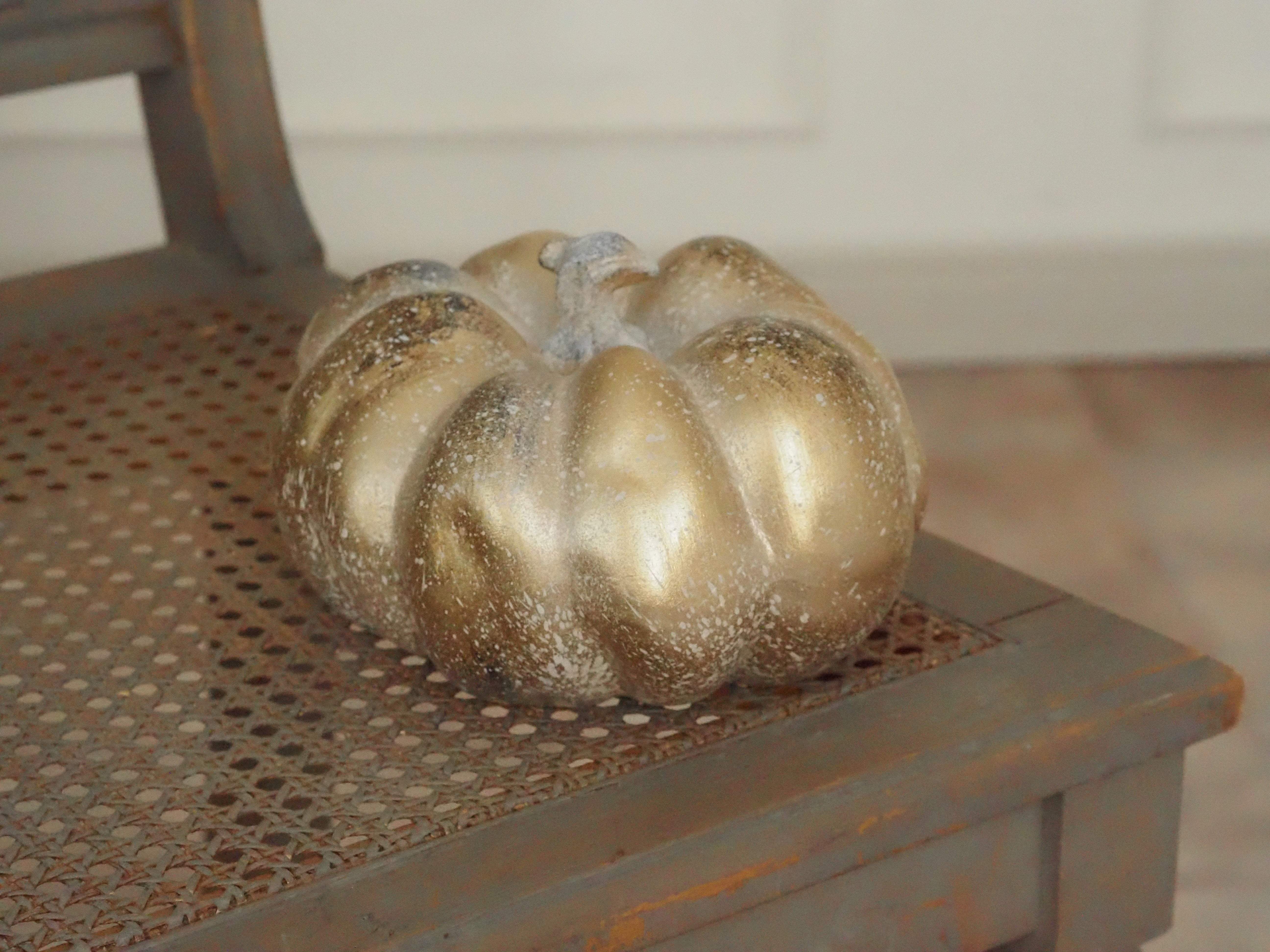 Dekokürbis Gold · Gerippte Form mit Champagner-Schimmer