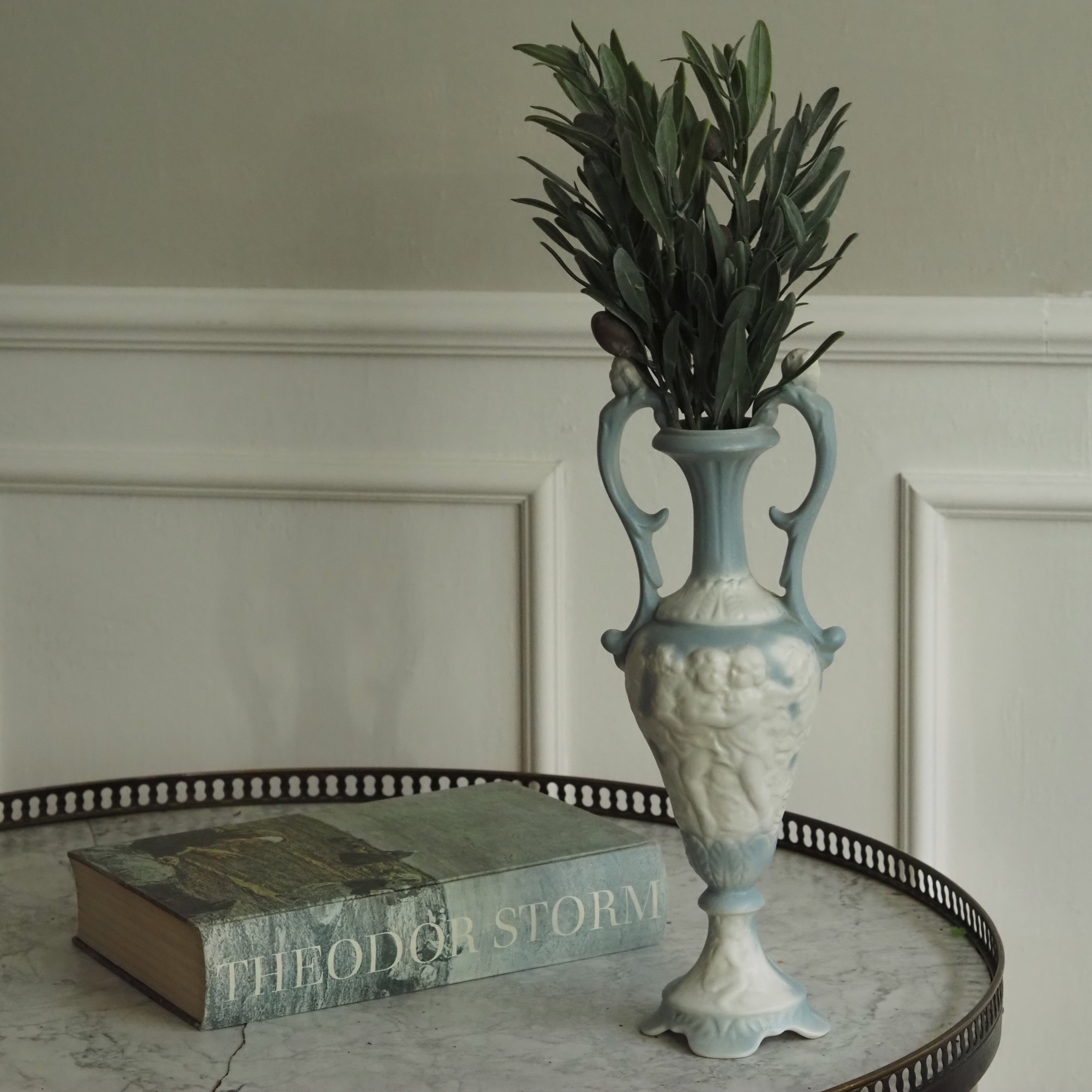 Amphorenvase mit Cherubinenrelief · historisierende Form in Blau-Weiß