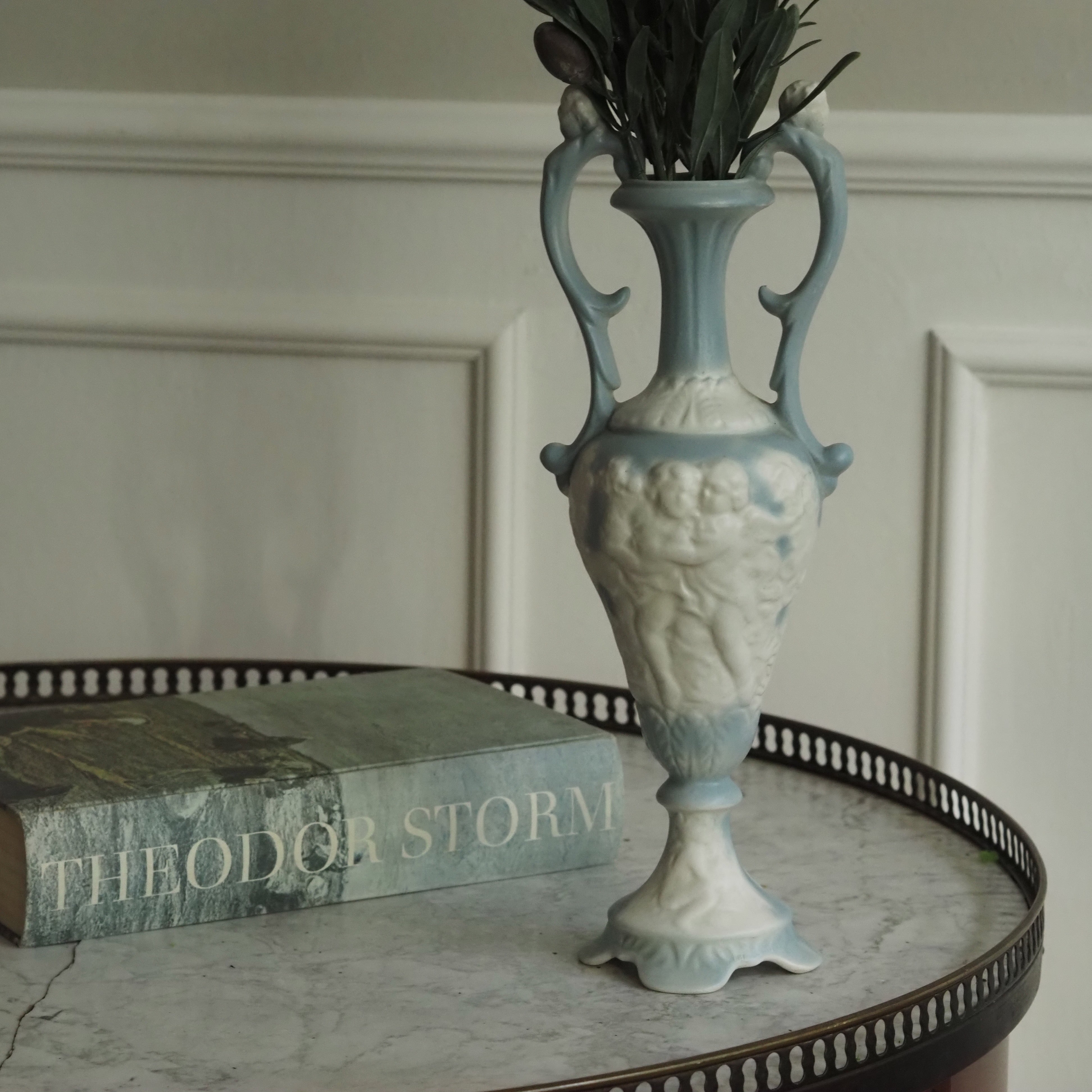 Amphorenvase mit Cherubinenrelief · historisierende Form in Blau-Weiß