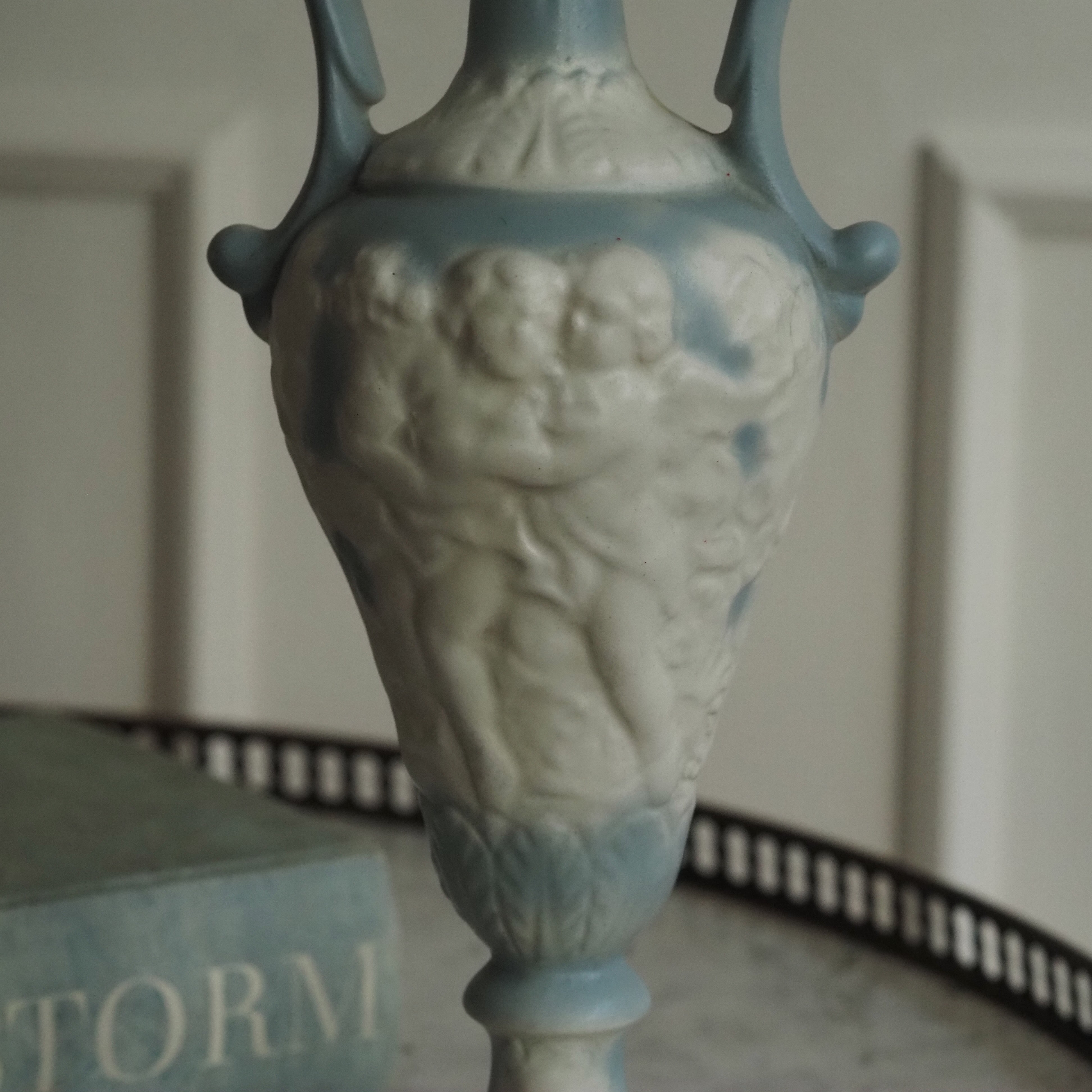 Amphorenvase mit Cherubinenrelief · historisierende Form in Blau-Weiß