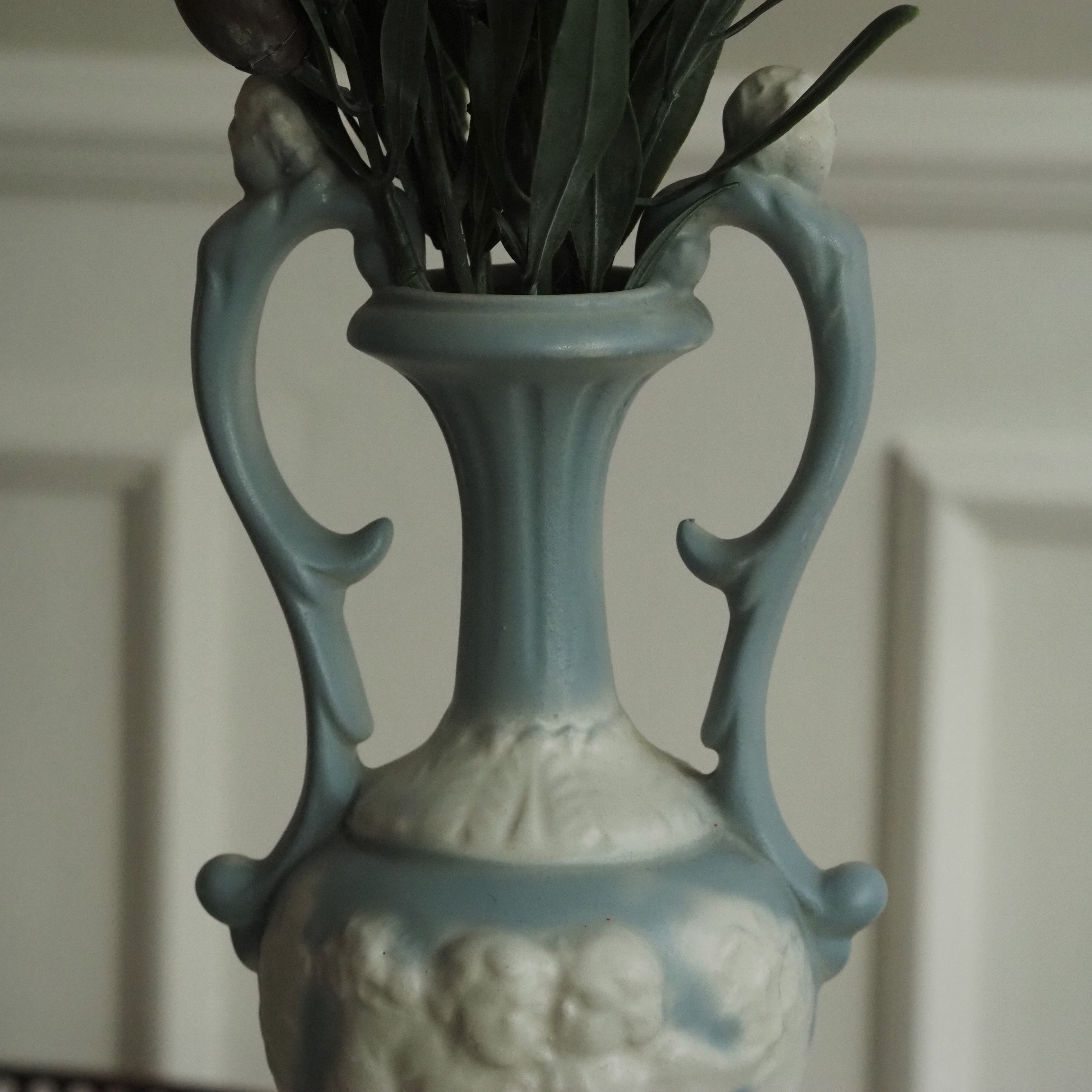 Amphorenvase mit Cherubinenrelief · historisierende Form in Blau-Weiß