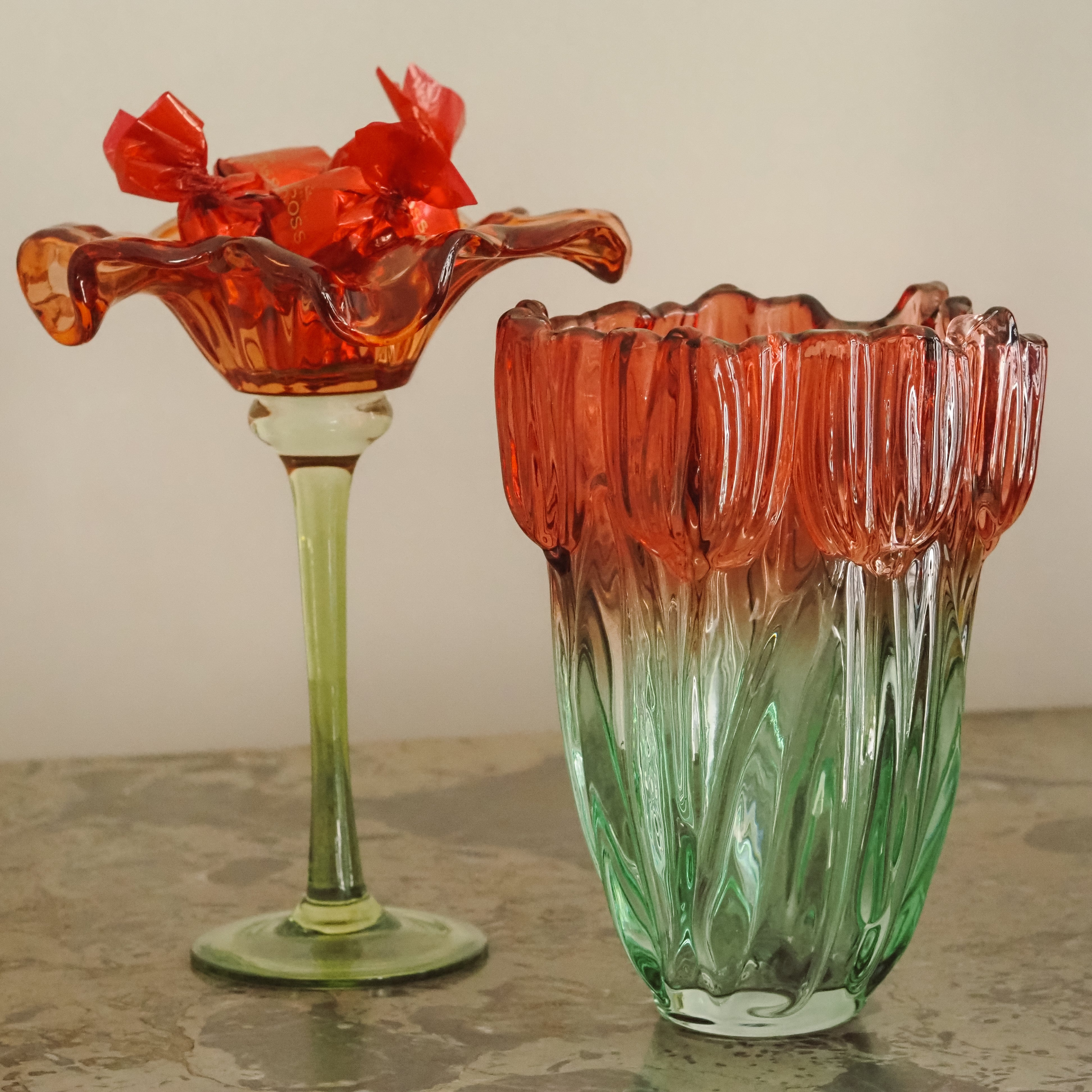 VASE / KERZENHALTER · Glasobjekte rot-grün · organische Formgebung