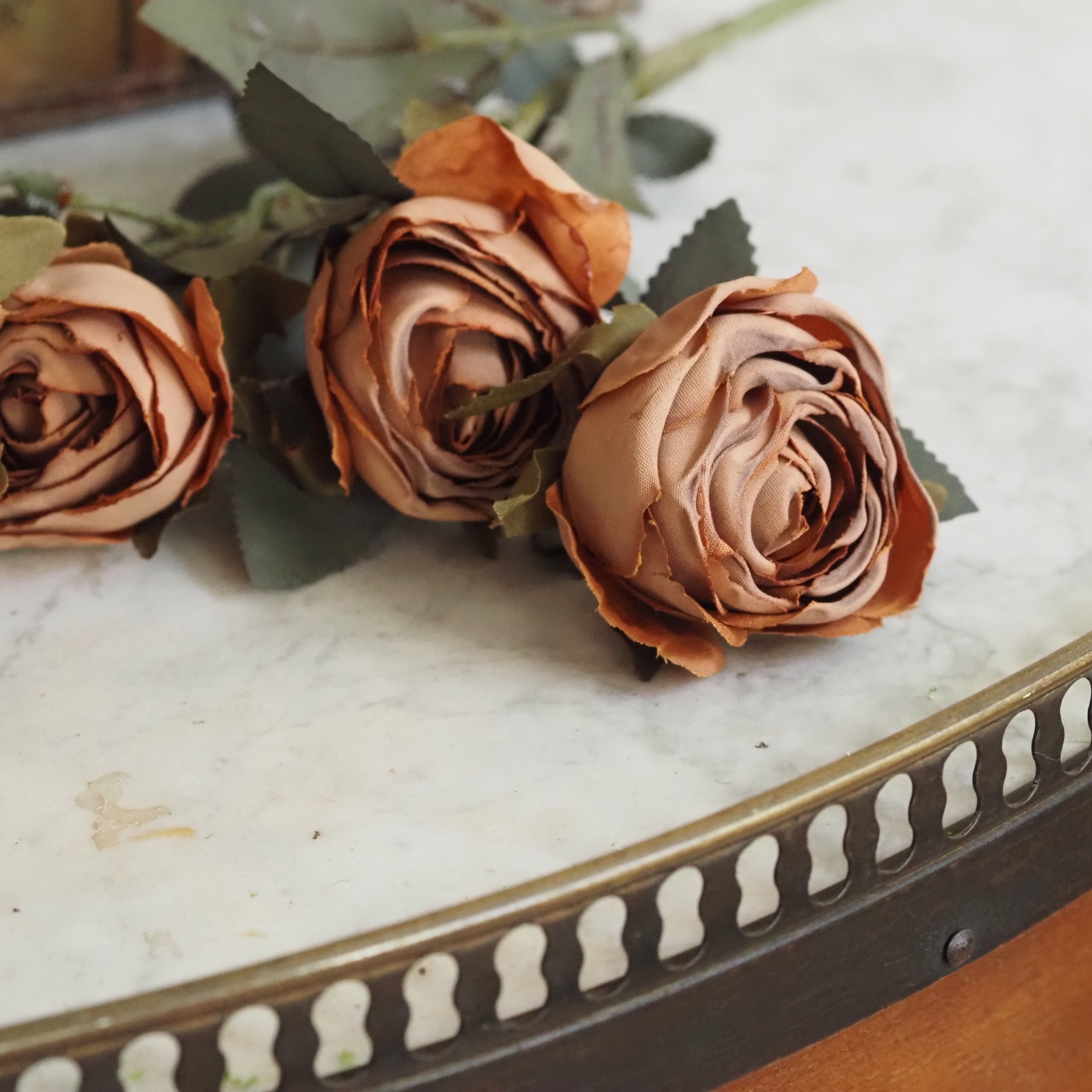 Dekorativer Rosenblütenzweig · florale Wohnraumdekoration