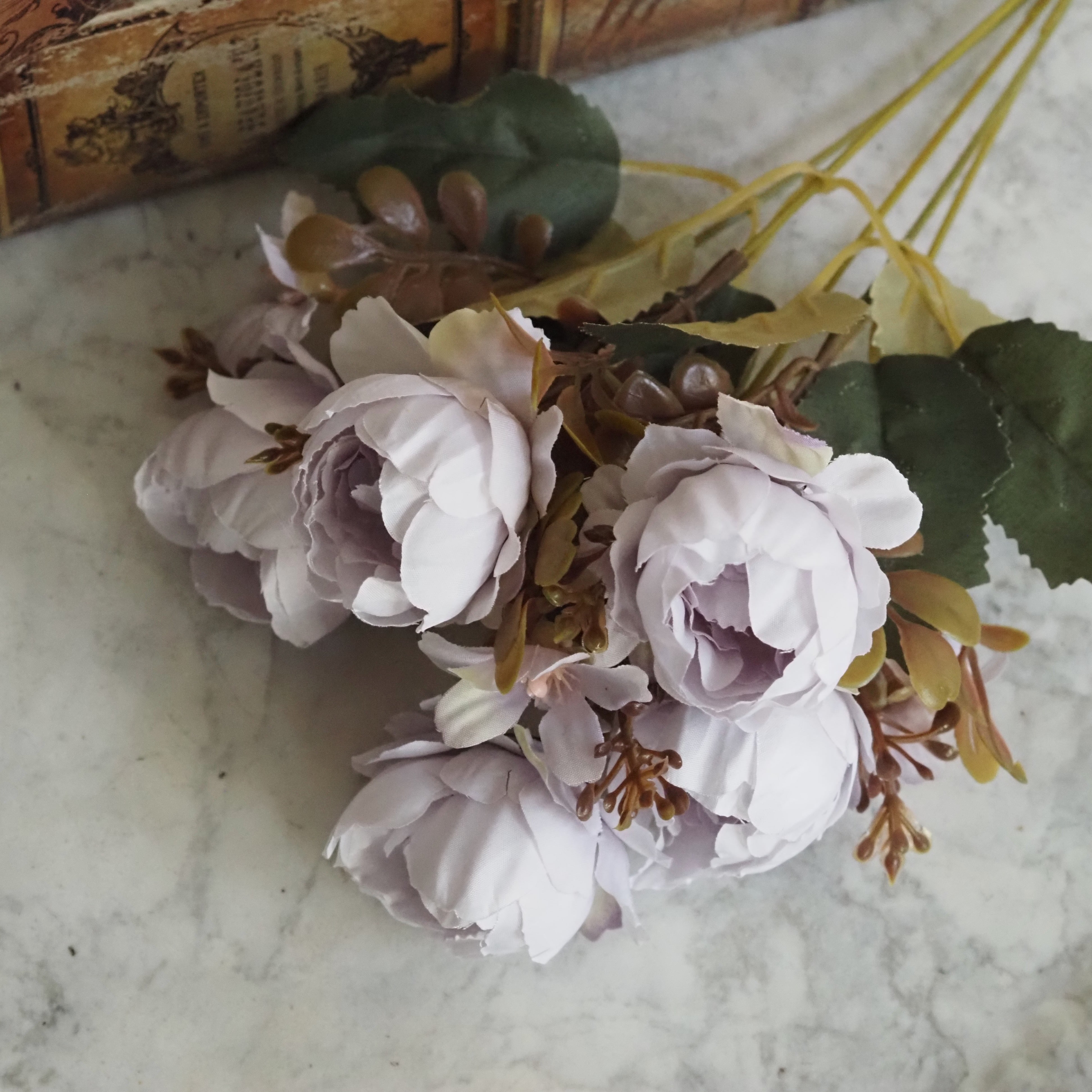 Dekorativer Rosenblütenzweig · florale Wohnraumdekoration